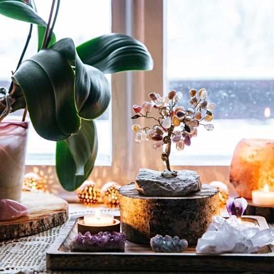 Mehrere leuchtende Kerzen in harmonischen Farben und Formen, nach Feng Shui Prinzipien arrangiert, schaffen eine warme und beruhigende Atmosphäre.