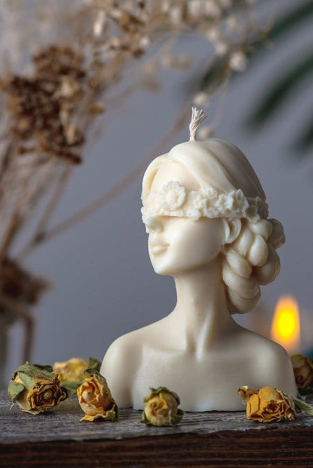 Hier sieht man unsere Skulptur Kerze. Es ist eine Kerzen Frau. Sie sieht elegant und ästhetisch aus. Die Kerze ist aus hochwertigem Sojawachs und nachhaltig. Perfekt als Geschenk und Dekoration geeignet. Diese Kerzen sind Luxus und desginer.