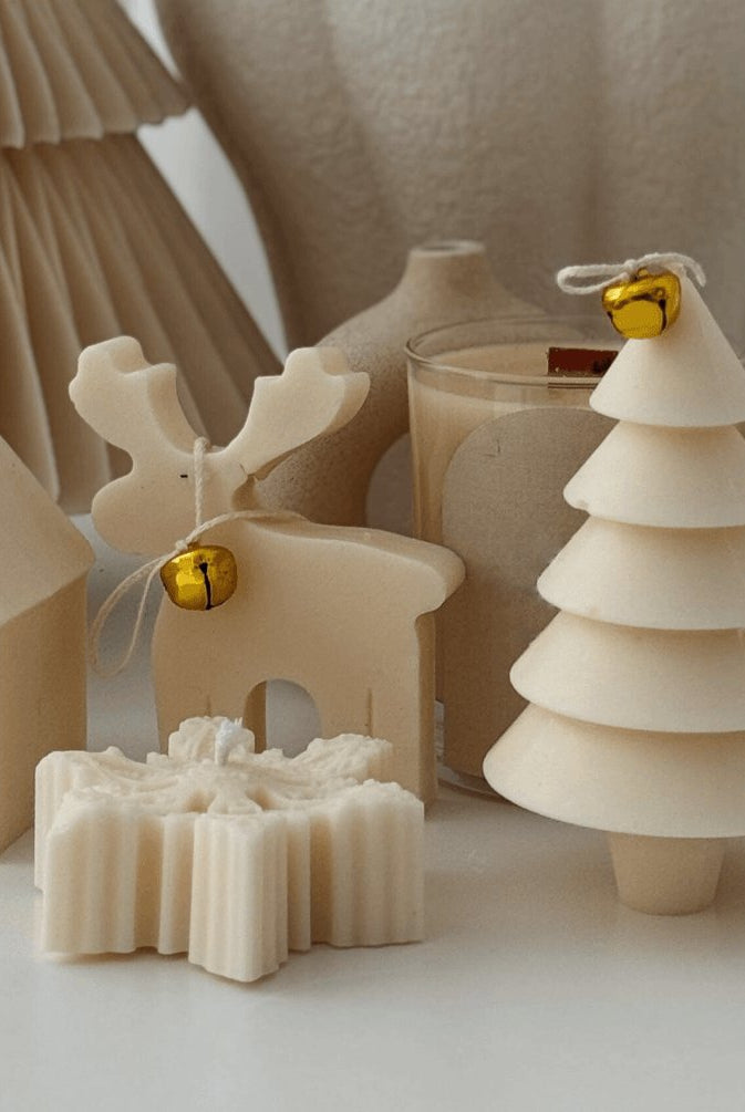 Unsere Weihnachts-Kollektion mit handgefertigten Duftkerzen aus Bio-Sojawachs. Unsere Kerzen sind sehr nachhaltig und umweltfreundlich. Sie sind perfekt als Dekoration geeignet und sehen elegant und besonders aus. Perfekt als Weihnachtsgeschenk.