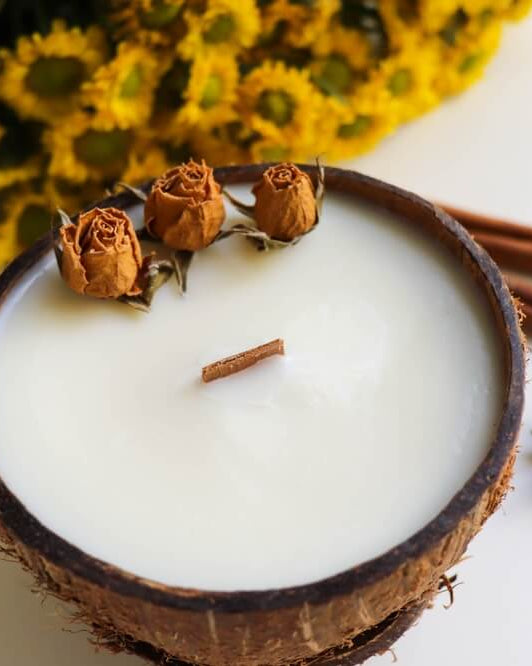 Zusehen ist eine Candle Bowl, also eine Kerze in einer Schale. Sie ist aus umweltfreundlichem Sojawachs hergestellt. Perfekt als elegante Luxus Dekoration geeignet, mit ihrem ästhetischem Aussehen. Verpasse deinem Zuhause ein hauch von Wunderlicht.