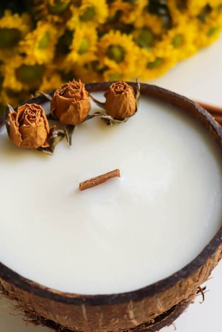 Zusehen ist eine Candle Bowl, also eine Kerze in einer Schale. Sie ist aus umweltfreundlichem Sojawachs hergestellt. Perfekt als elegante Luxus Dekoration geeignet, mit ihrem ästhetischem Aussehen. Verpasse deinem Zuhause ein hauch von Wunderlicht.