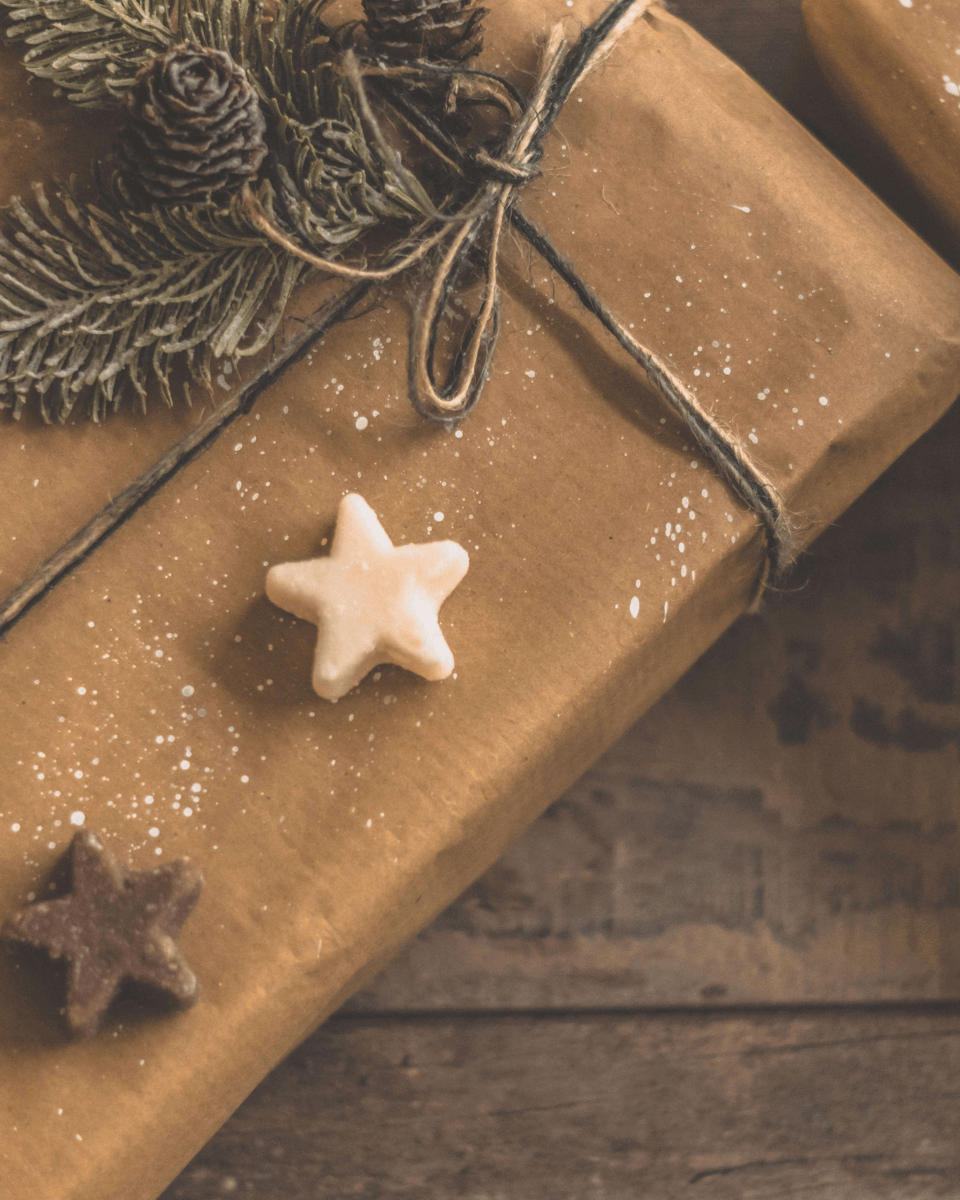 Hier sieht man ein Geschenk-Set, dieses ist für Weihnachten, Ostern und Geburtstage geeignet. Die Kerzen sind durch Handarbeit entstanden und sind aus Bio-Sojawachs. Das Paket ist nachhaltig und Umweltfreundlich.