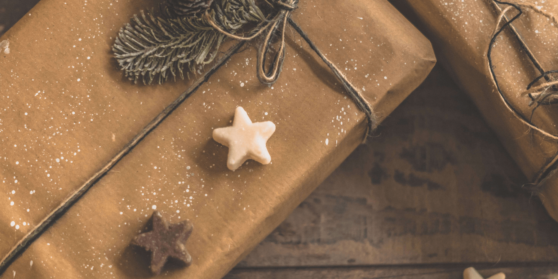 Hier sieht man ein Geschenk-Set, dieses ist für Weihnachten, Ostern und Geburtstage geeignet. Die Kerzen sind durch Handarbeit entstanden und sind aus Bio-Sojawachs. Das Paket ist nachhaltig und Umweltfreundlich.