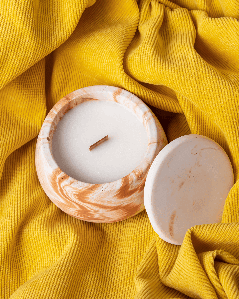 Zusehen ist unsere elegante und ästhetische Jesmonite Kerze. Sie strahlt luxus aus. Die Jesmonite-Kerze ist aus umweltfreundlichem Bio-Sojawachs und Jesmonite gefertigt. Perfekt als Dekoration für das Zuhause oder als Geschenk für Freunde und Familie.