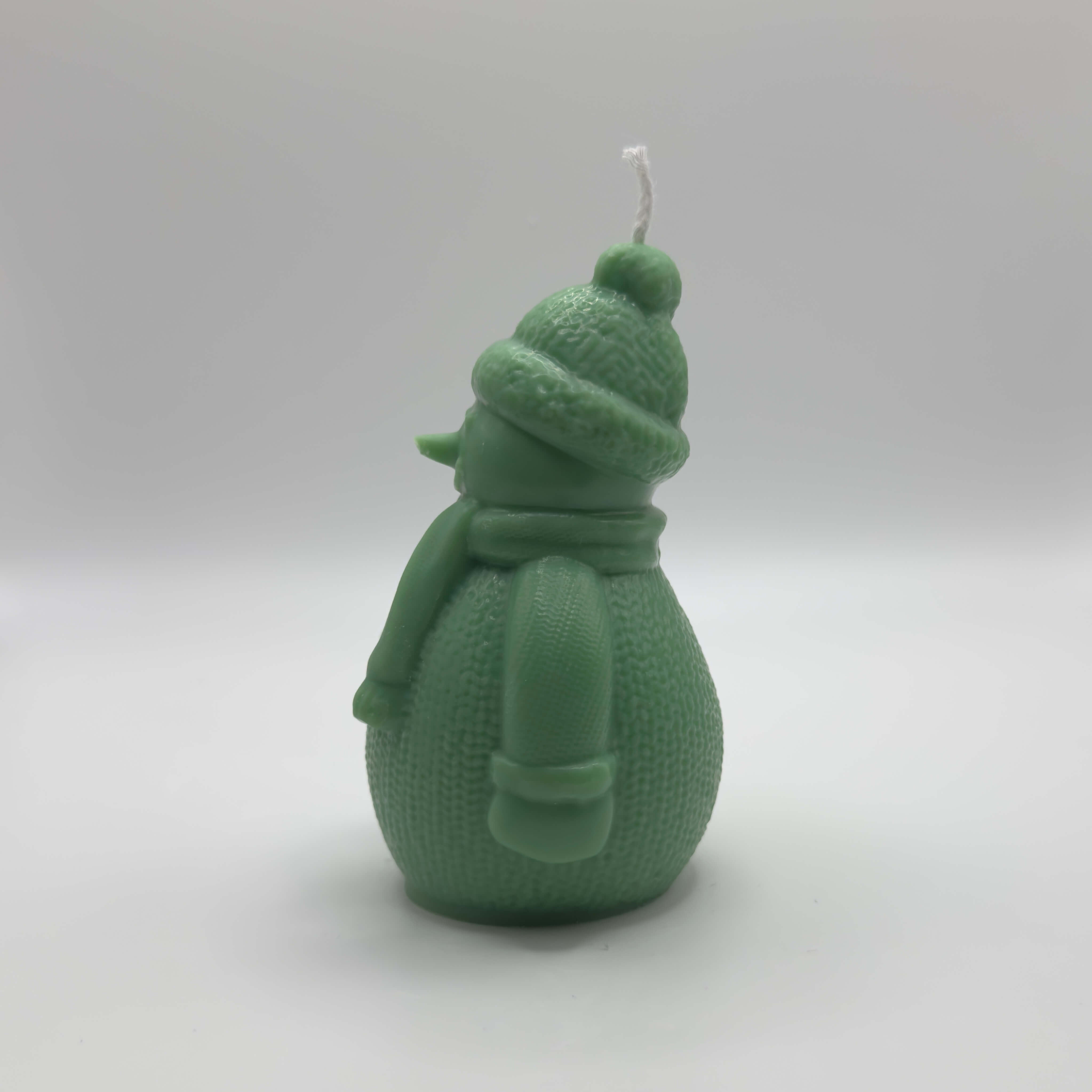 Frosty Snowman Candle in Dunkelgrün – Dekorative Sojawachs-Kerze für Weihnachten und die kalte Jahreszeit