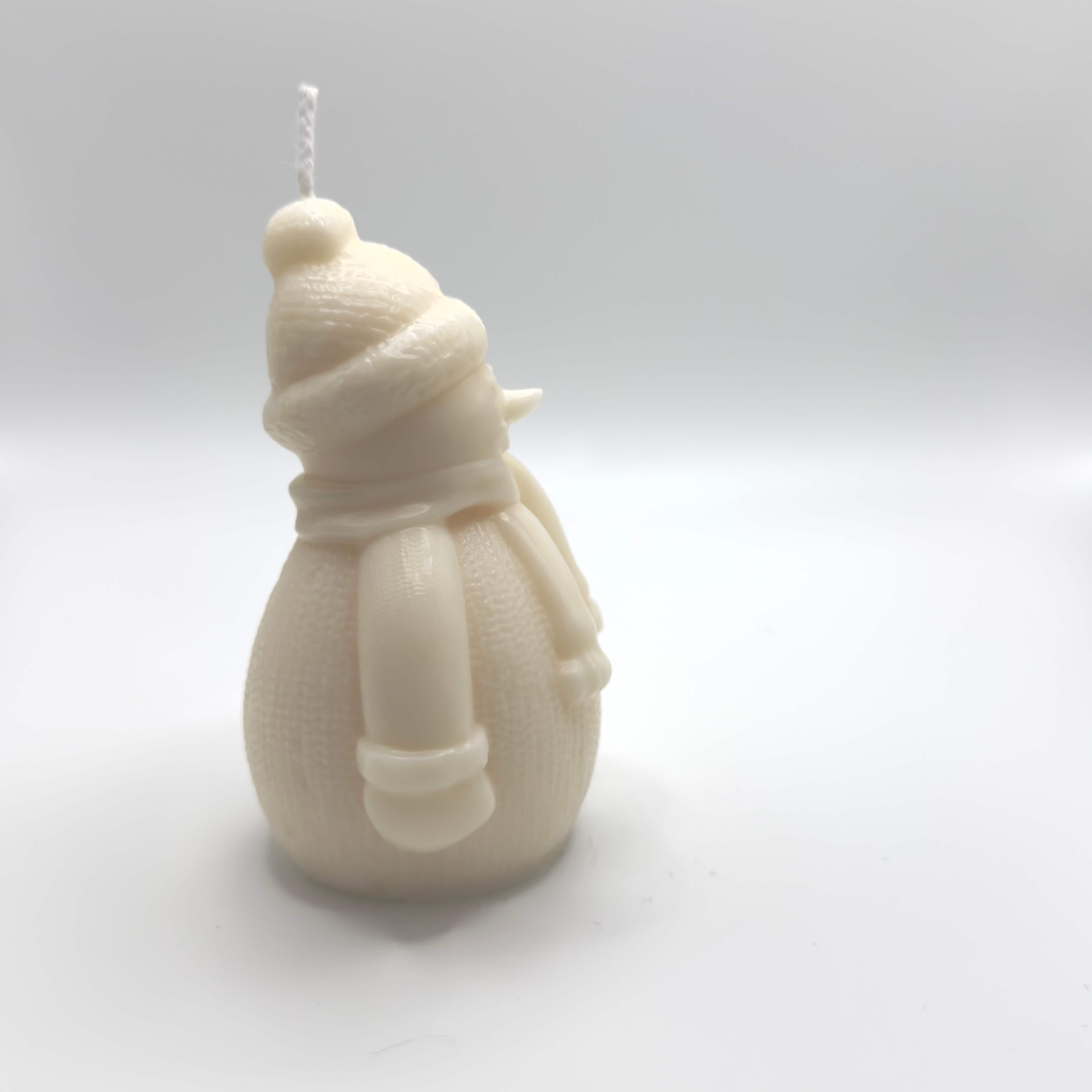 Frosty Snowman handgefertigte Sojawachs-Kerze, niedliche Schneemann-Kerze für festliche Winterabende und nachhaltige Weihnachtsdekoration.