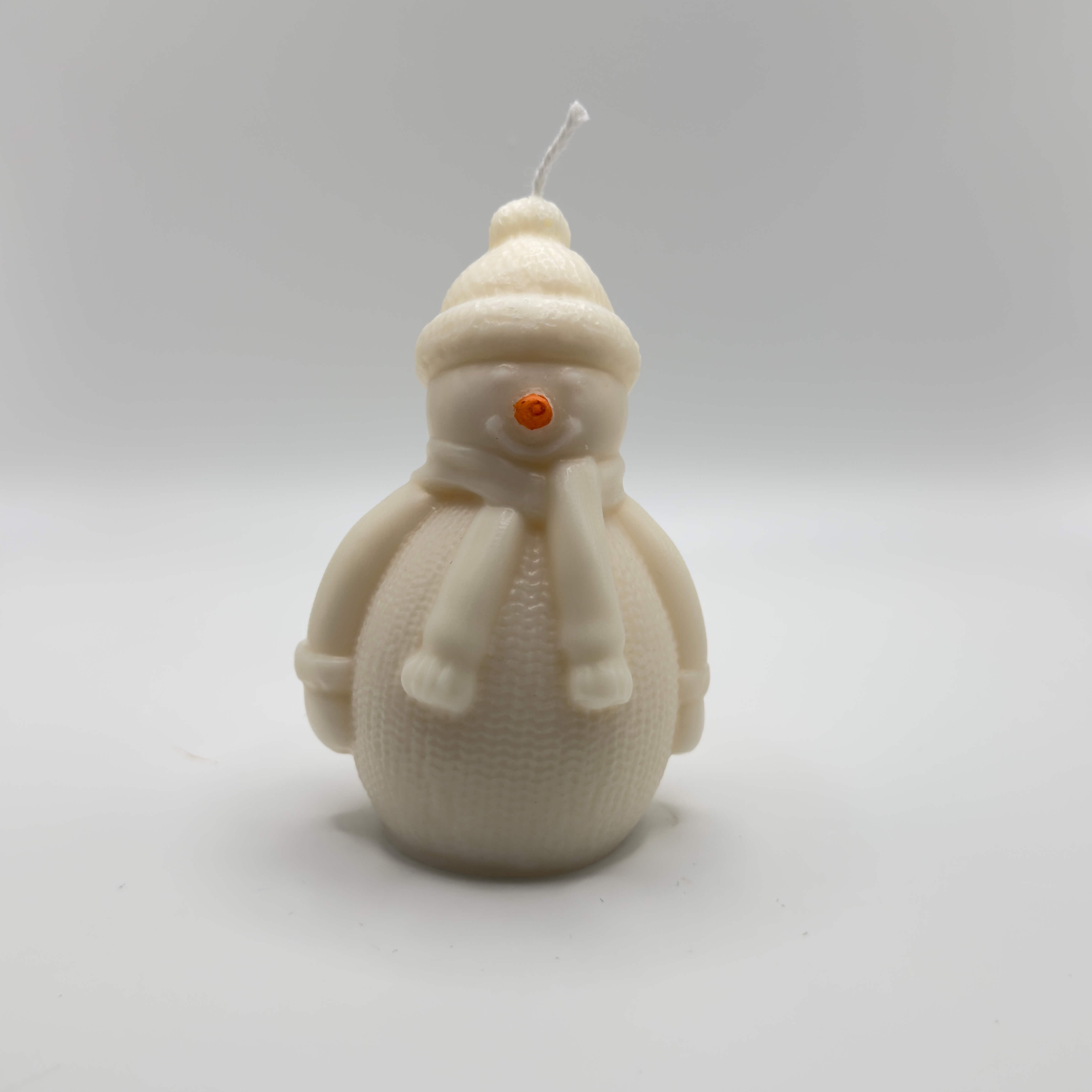 Frosty Snowman Candle in Weiß mit orangener Nase – Handgefertigte Sojawachs-Kerze für die Winterdekoration