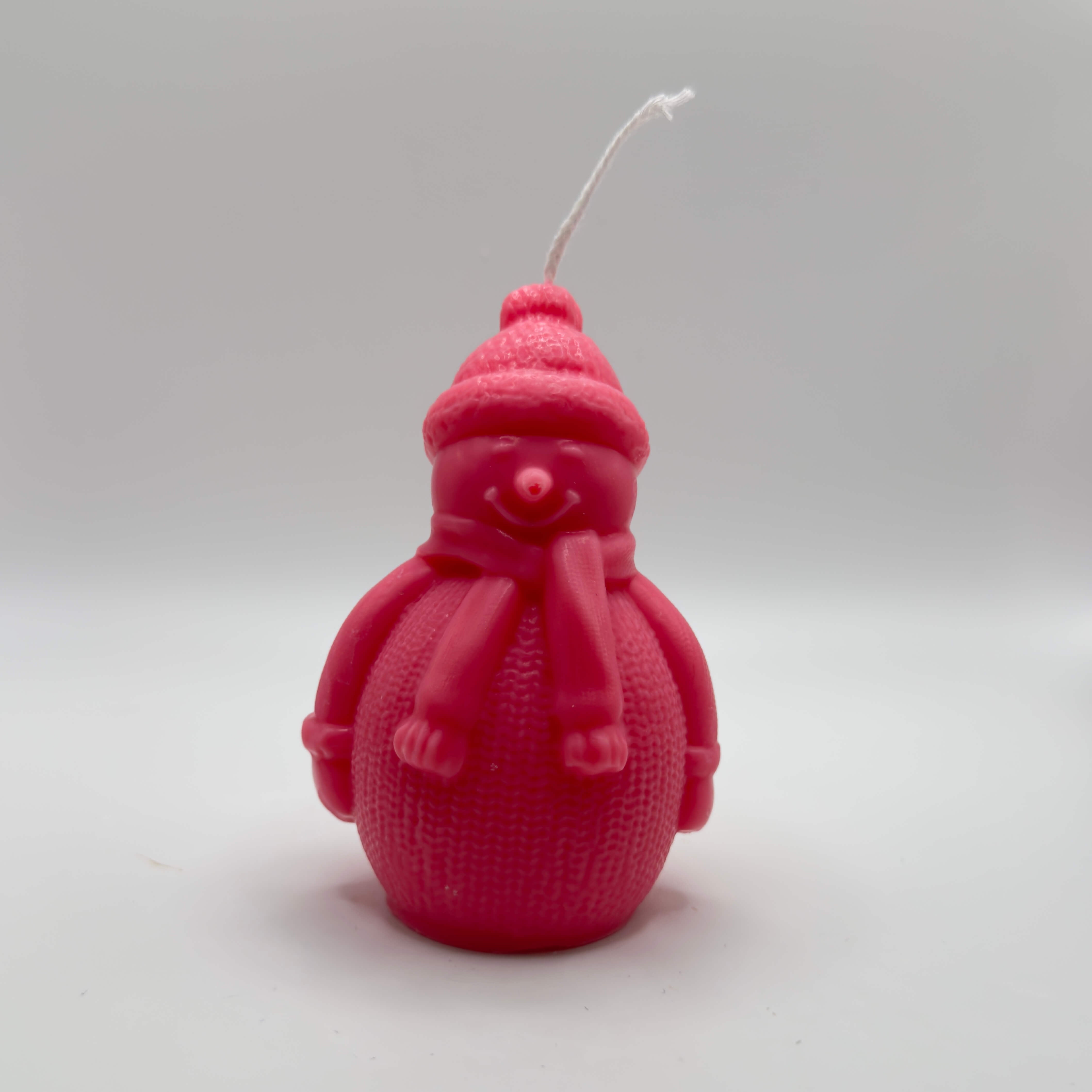 Frosty Snowman Candle in Pink – Handgefertigte Kerze mit winterlichem Schneemann-Motiv für festliche Akzente