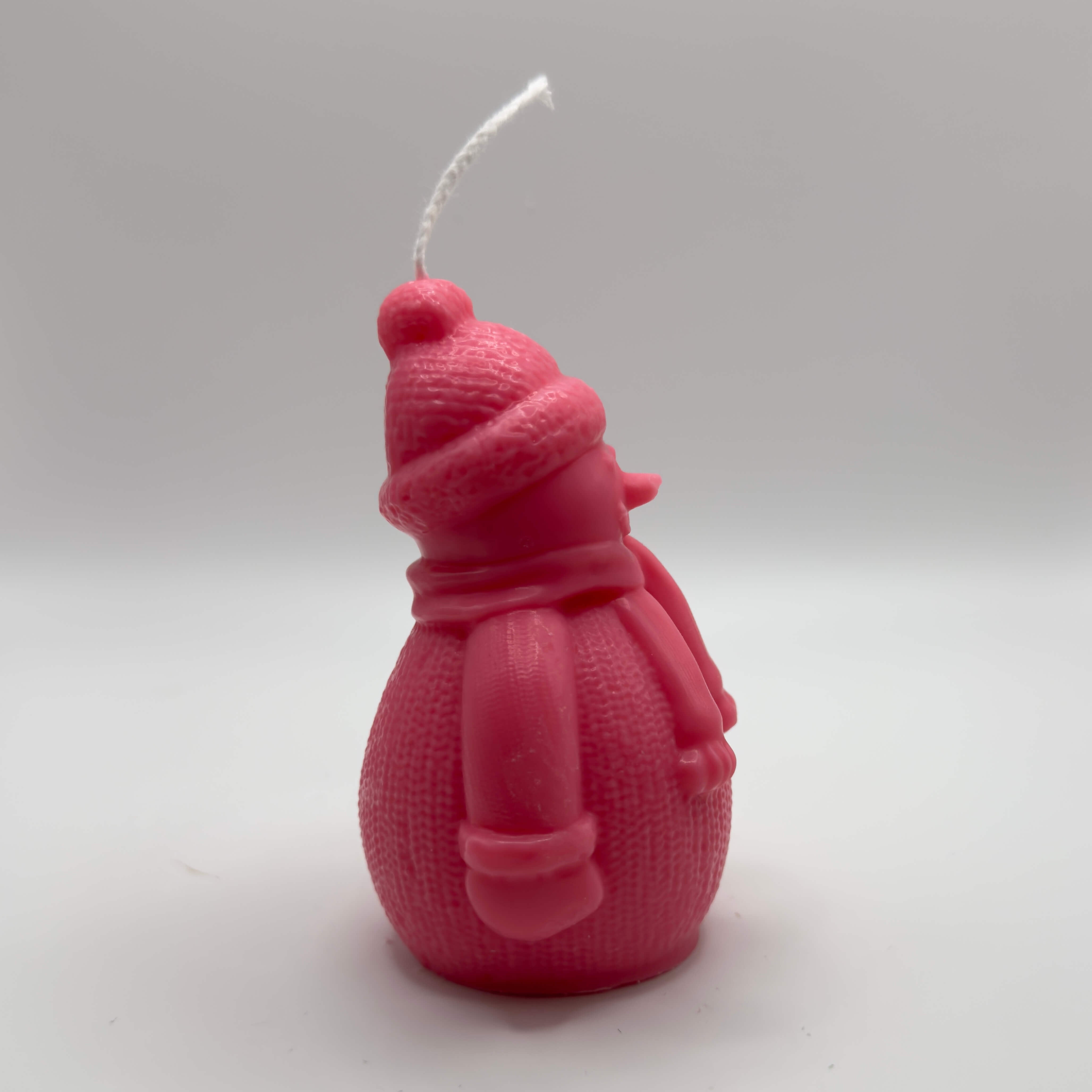 Frosty Snowman Candle in Pink – Kompakte, handgefertigte Weihnachtskerze für eine gemütliche Winterstimmung