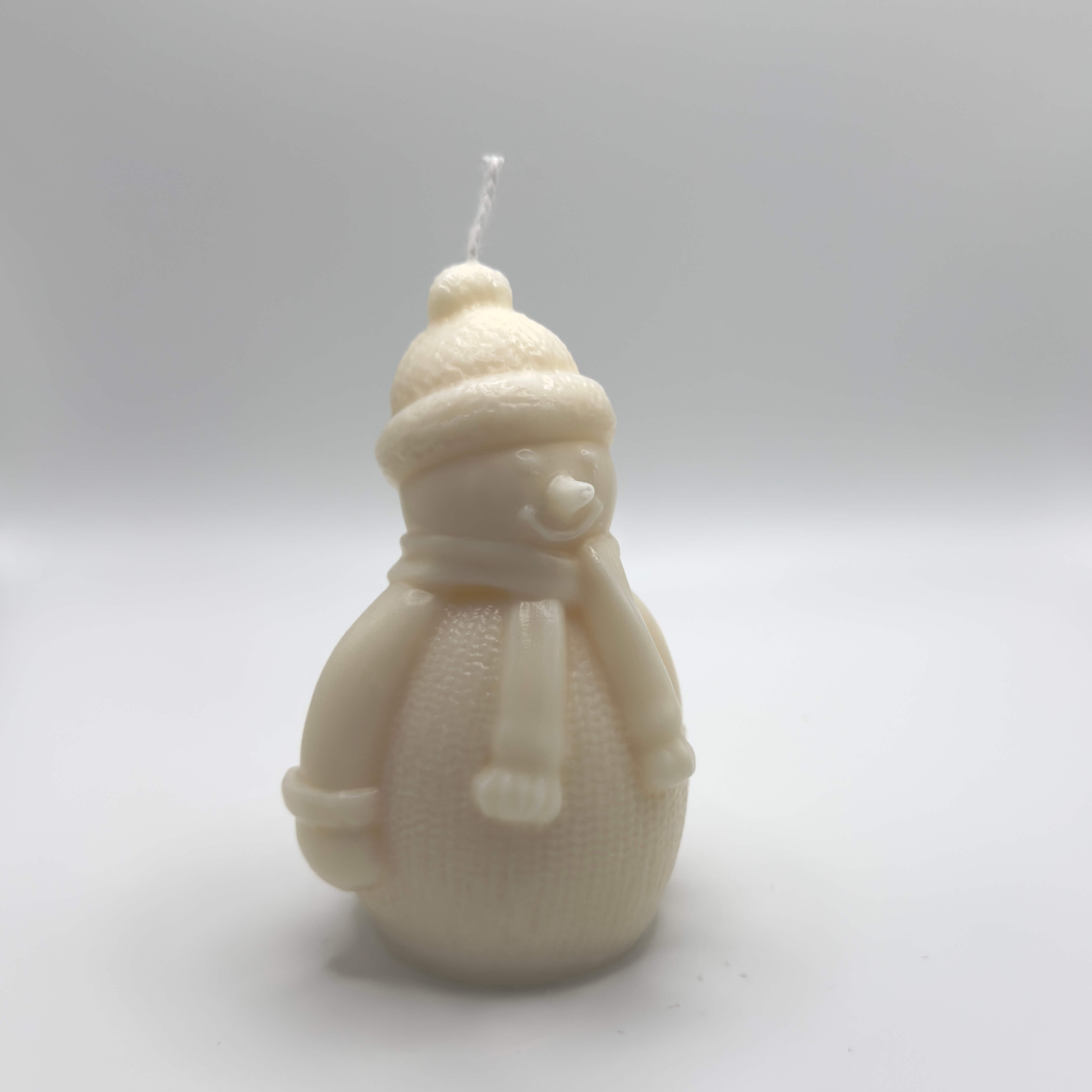 Frosty Snowman Sojawachs-Kerze, weihnachtlicher Schneemann für festliche und gemütliche Winteratmosphäre.