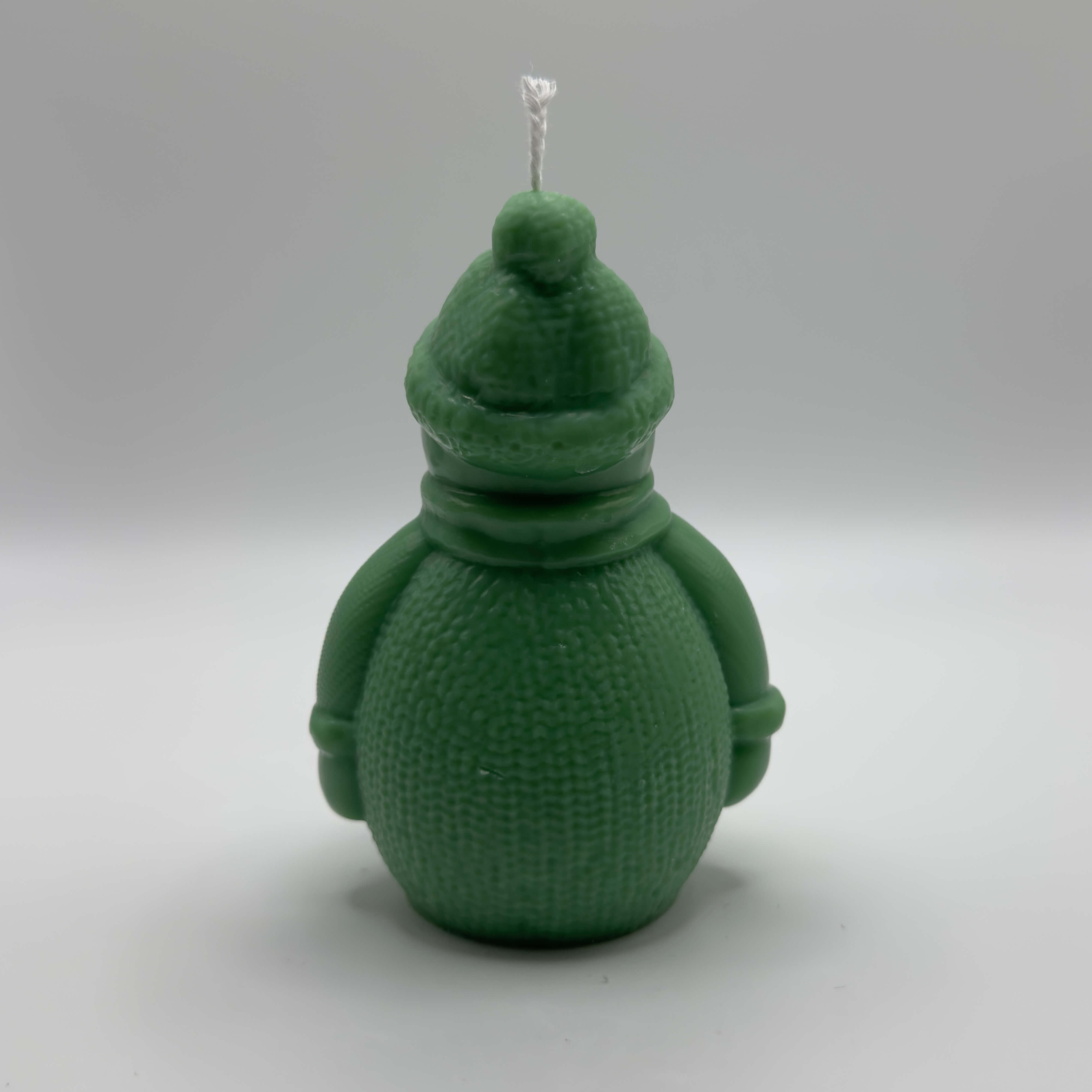 Frosty Snowman Candle in Dunkelgrün – Umweltfreundliche Weihnachtskerze mit Sojawachs und einzigartigem Design