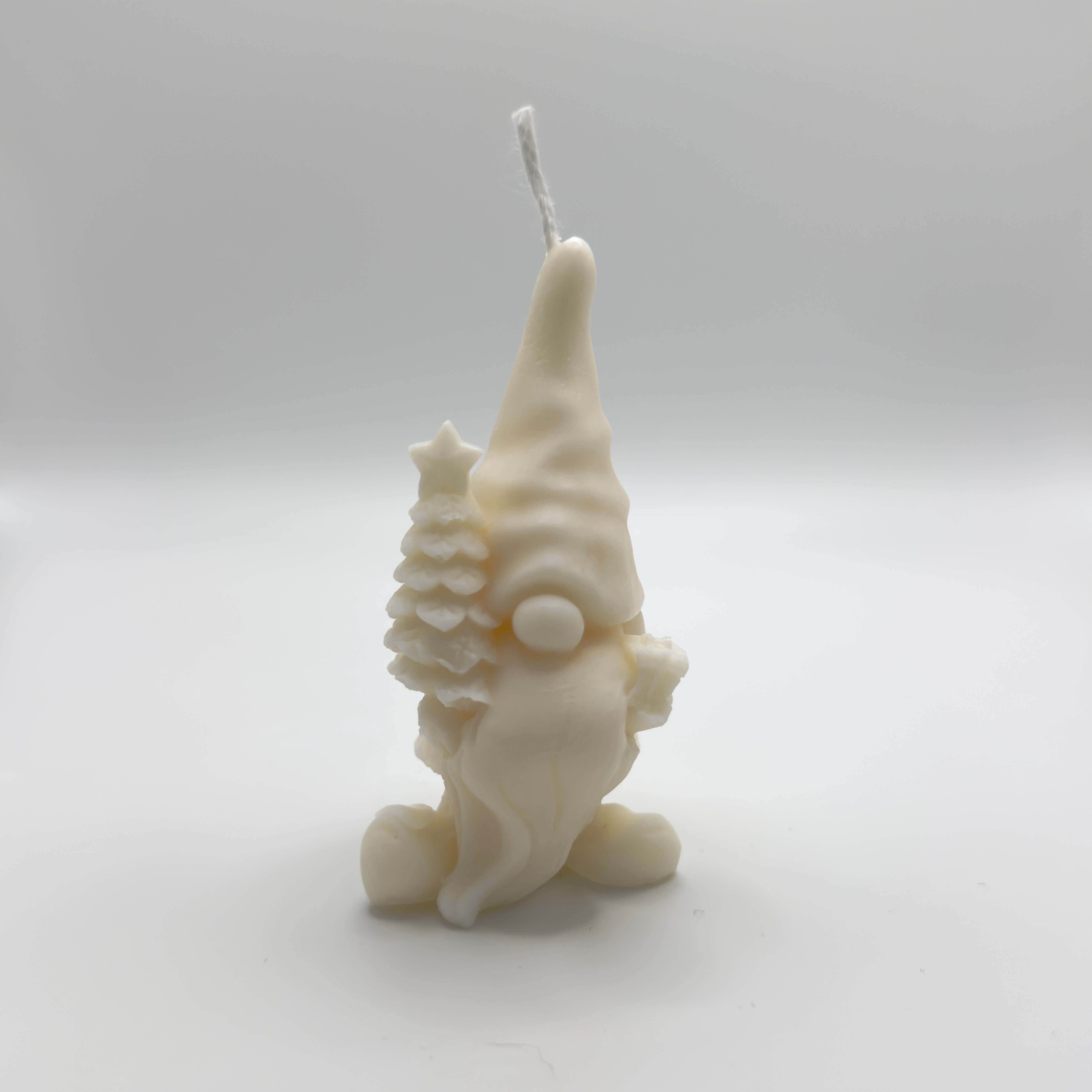 Gnome’s Gift Sojawachs-Kerze in Wichtelform, mit einem kleinen Tannenbaum und Geschenk, ideal für Weihnachtsdekoration.