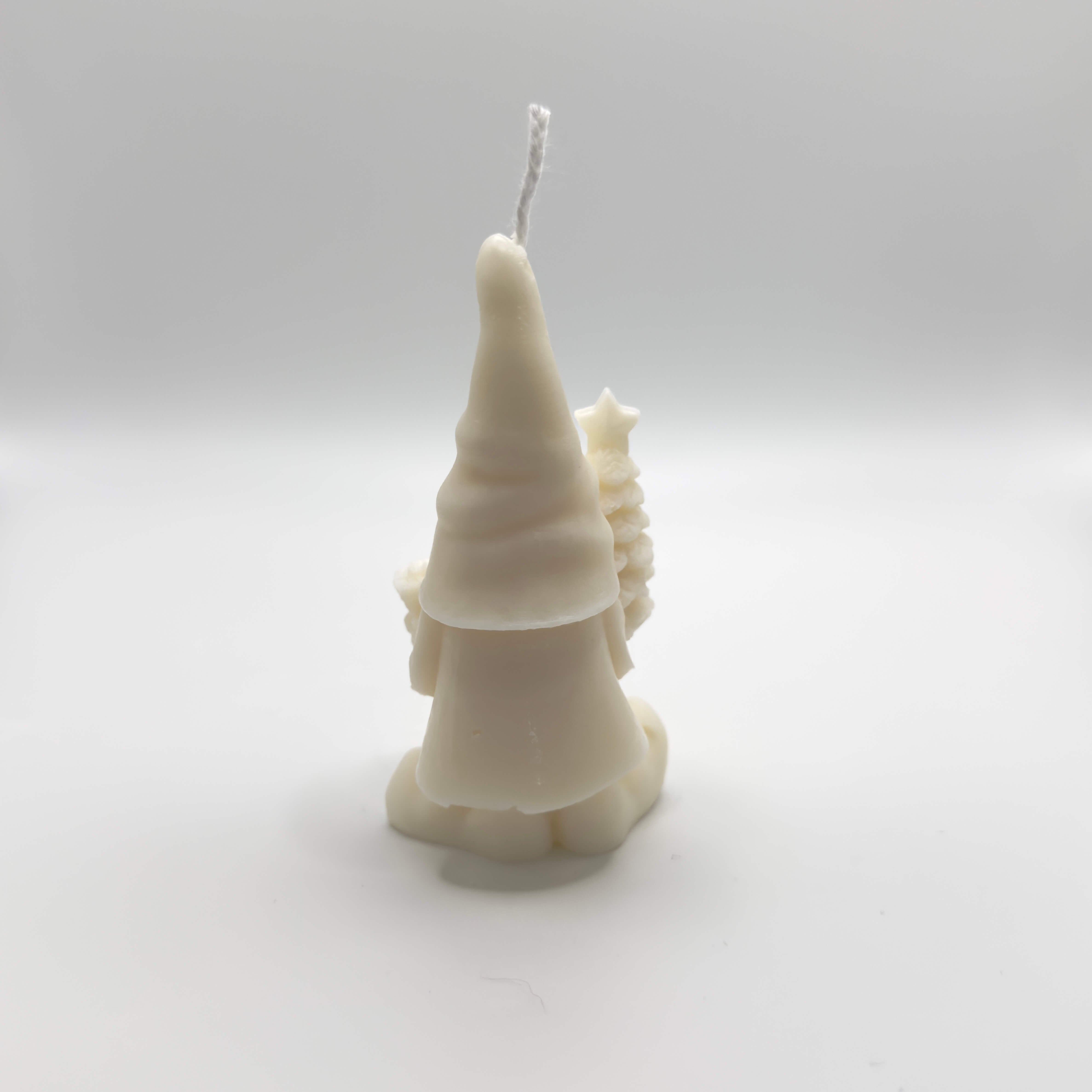 Gnome’s Gift Sojawachs-Kerze in Wichtelform mit Tannenbaum und Geschenk für eine charmante und gemütliche Weihnachtsatmosphäre.