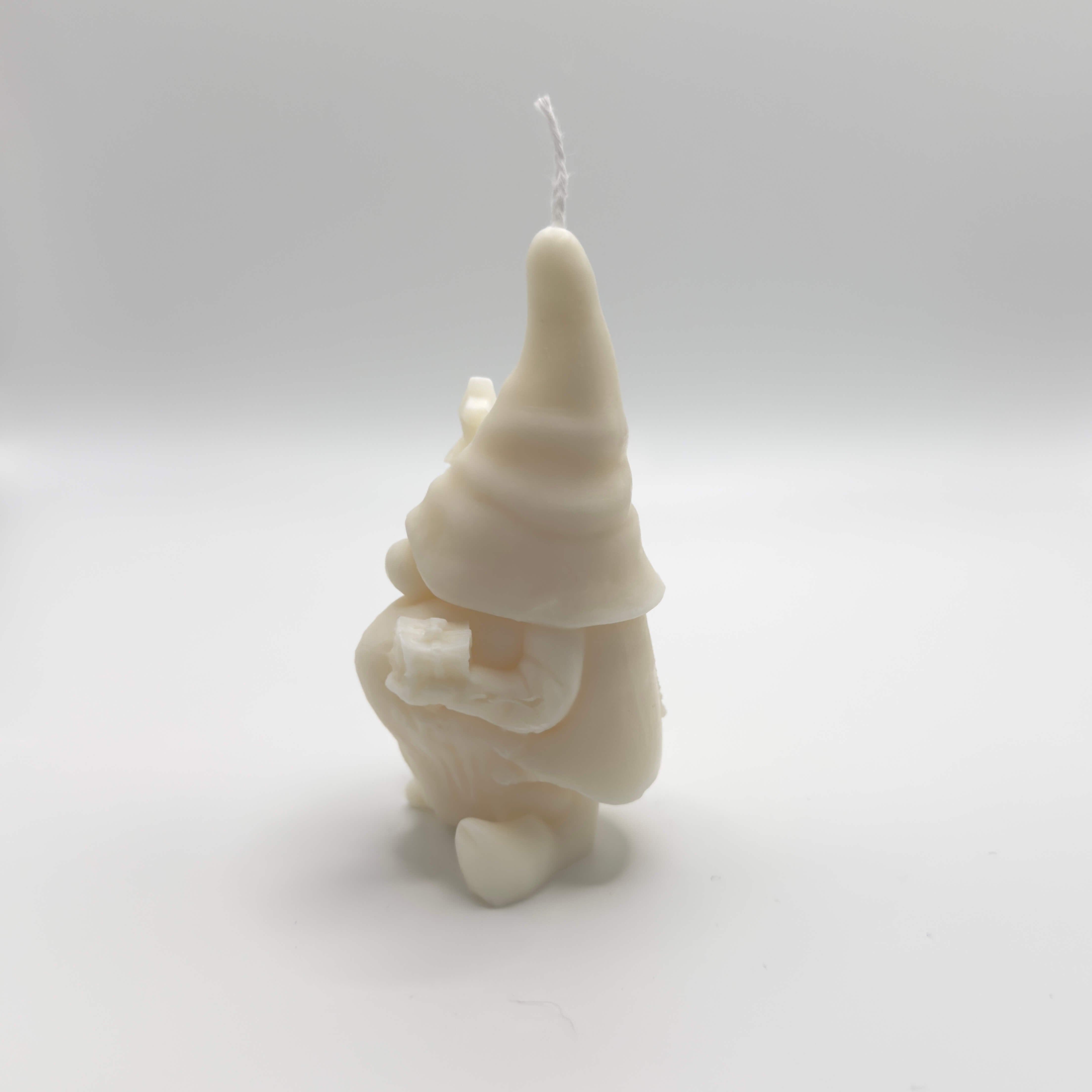 Gnome’s Gift Sojawachs-Kerze, ein süßer Wichtel mit Tannenbaum und Geschenk als festliche Dekoration für die Weihnachtszeit.