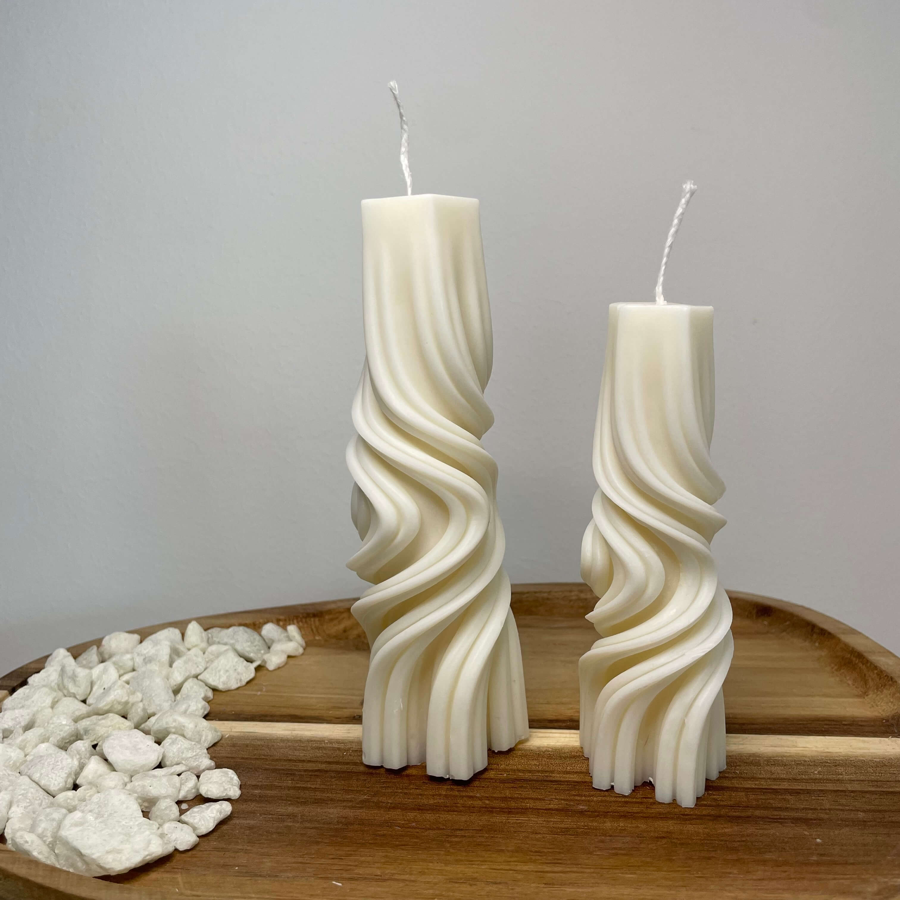 Luxe Cascade Sojawachskerzen-Set – handgefertigte Stumpenkerzen in zwei Größen mit elegantem Spiraldesign, perfekte nachhaltige Dekoration für jedes Zuhause.