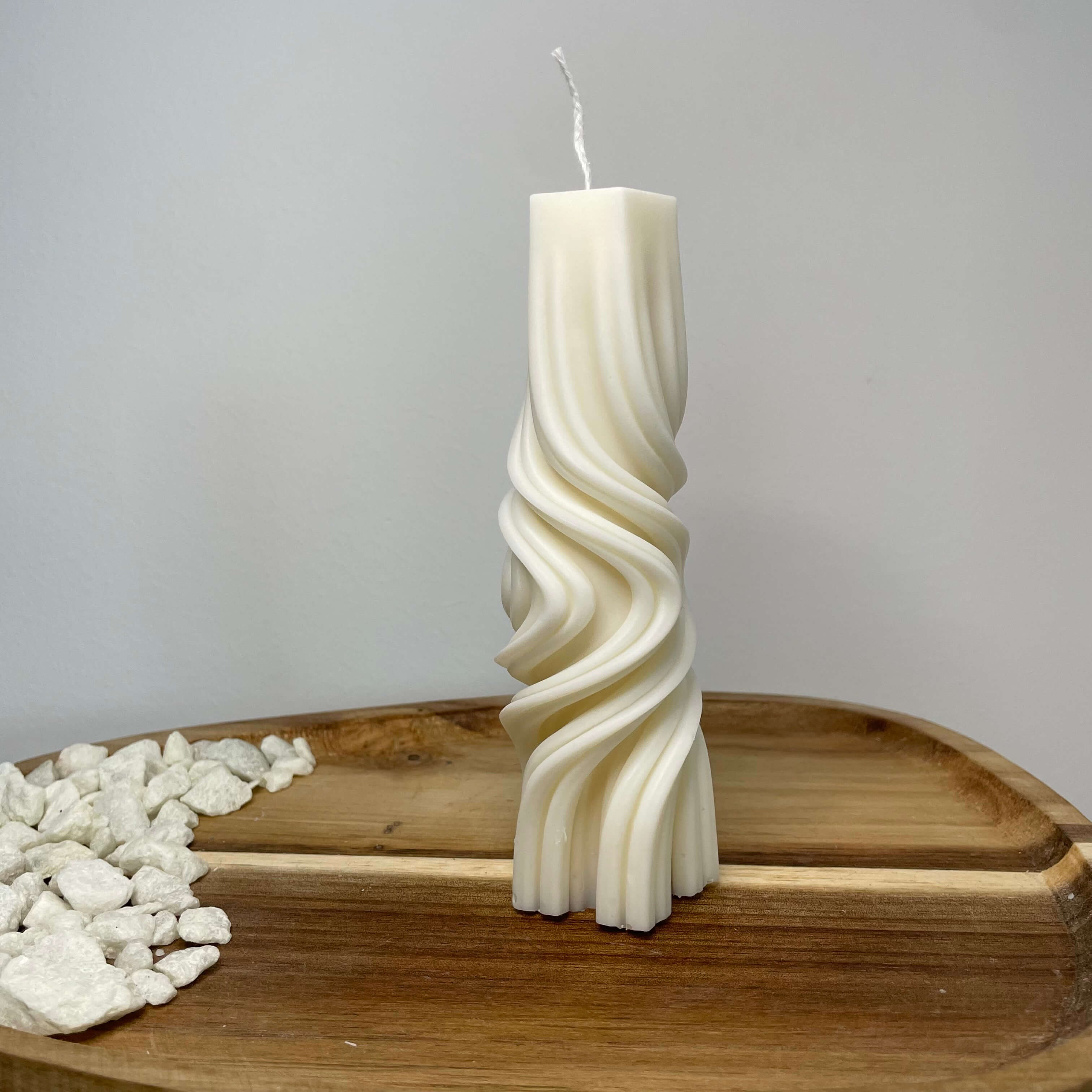 Luxe Cascade große Kerze – exklusive, vegane Sojawachskerze in Stumpenform mit einzigartigem Spiralrelief, ideal für stimmungsvolle Beleuchtung.