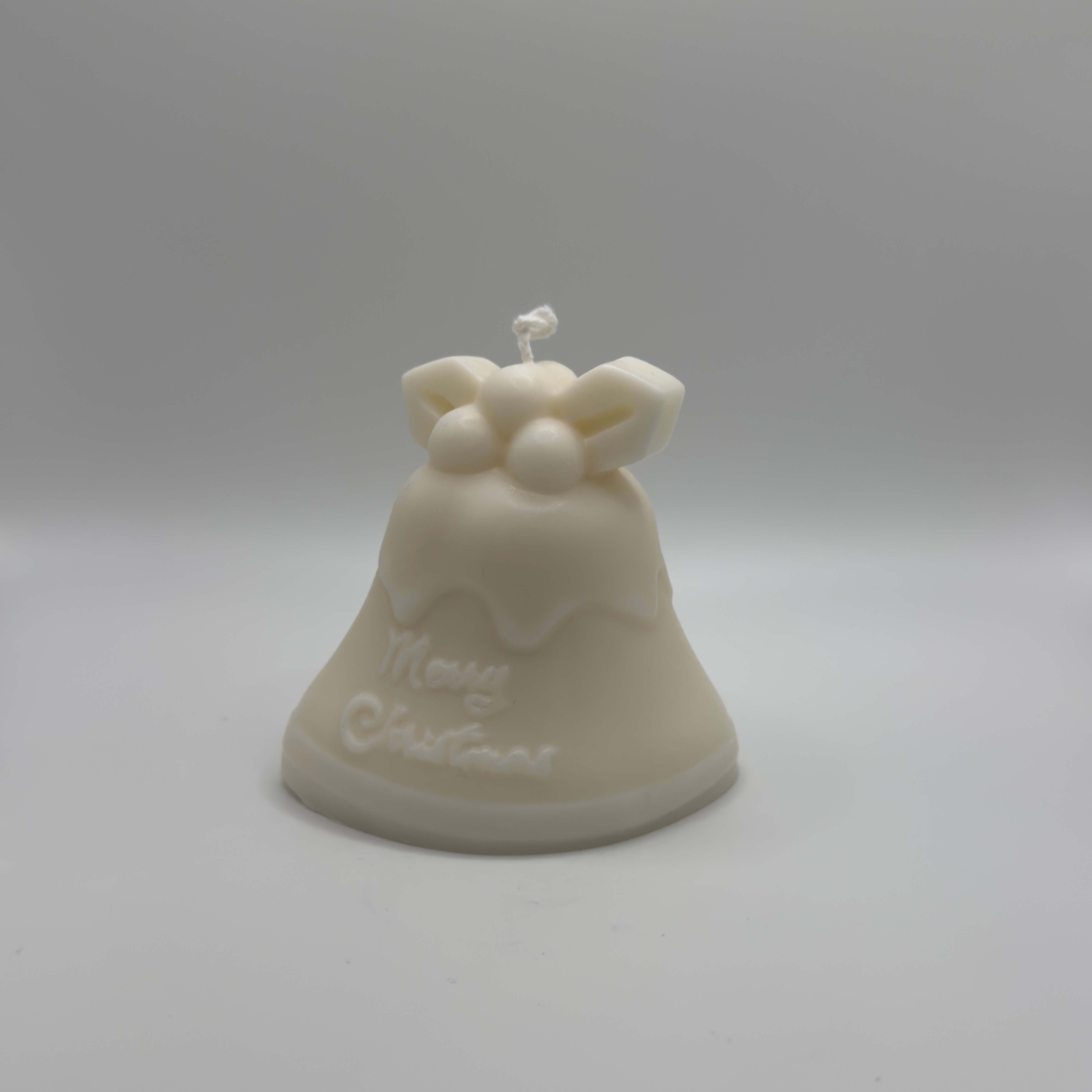 Mistletoe Bell Sojawachs-Kerze, dekoriert mit Mistelzweig und ‘Merry Christmas’ Schriftzug für festliche Dekoration.