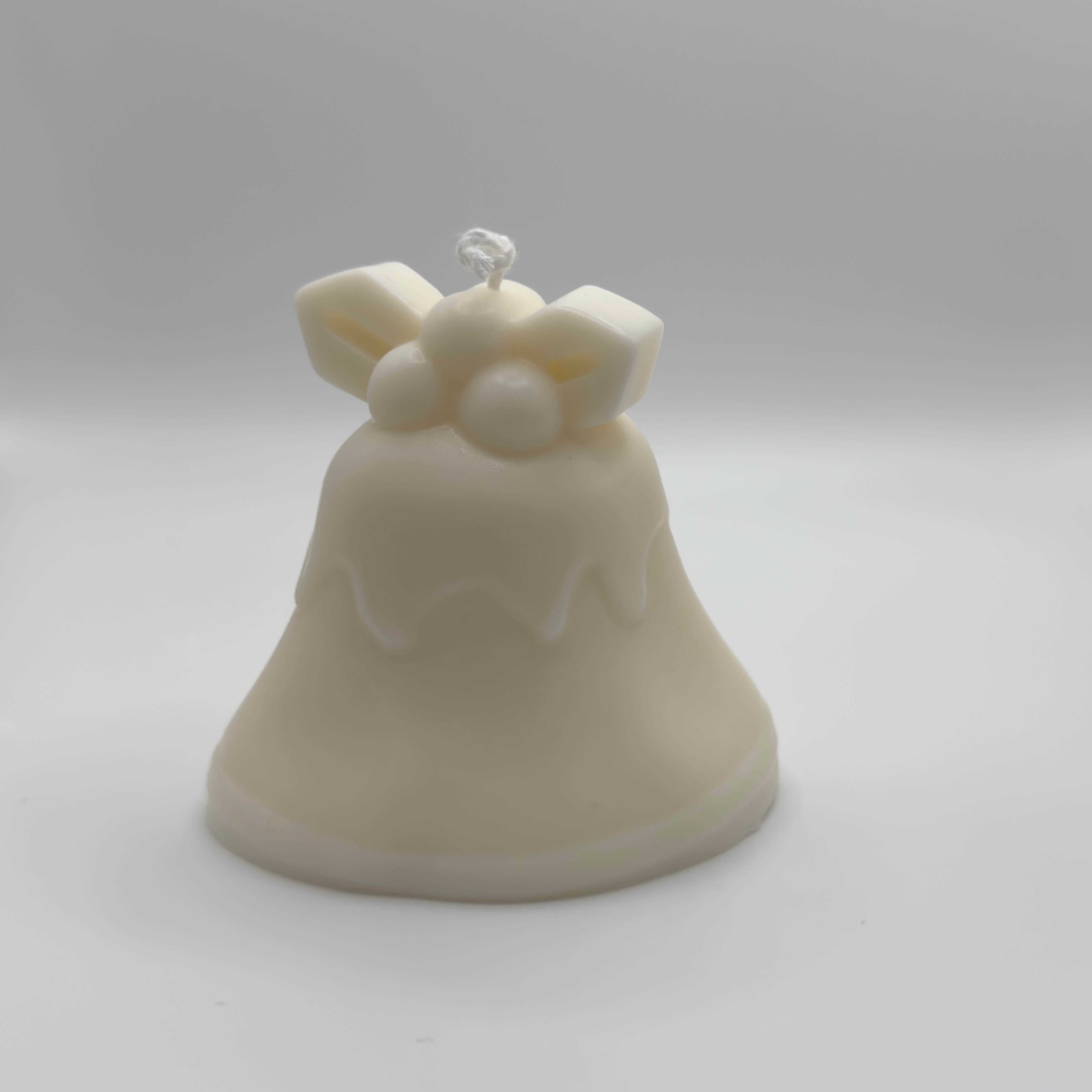 Mistletoe Bell Sojawachs-Kerze, perfekt für Weihnachtsdekoration mit Mistelzweig und ‘Merry Christmas’ Schriftzug.