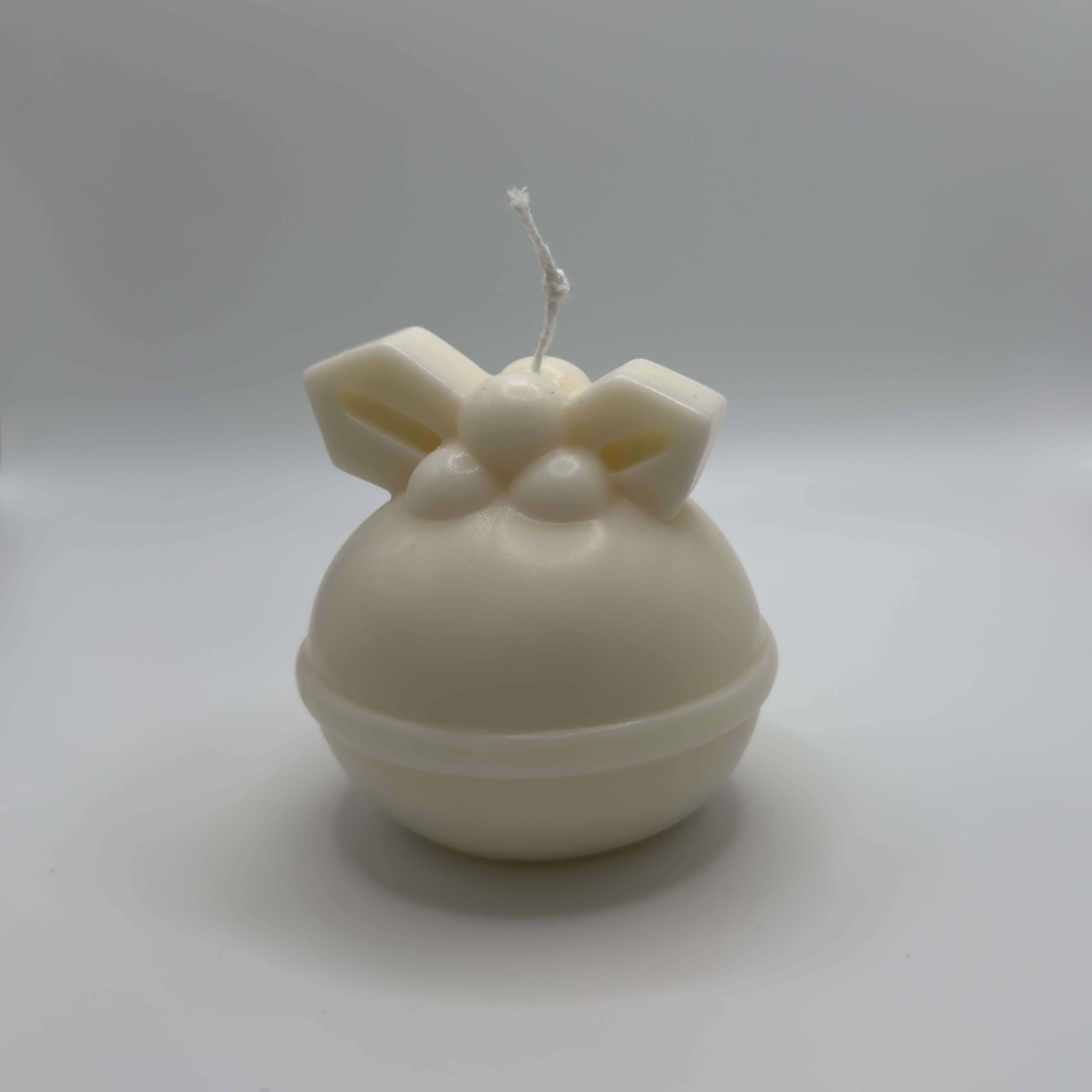 Mistletoe Merry Sojawachs-Kerze, dekoriert mit einem eleganten Mistelzweig und ‘Merry Christmas’ Schriftzug, für eine besondere Weihnachtsstimmung.