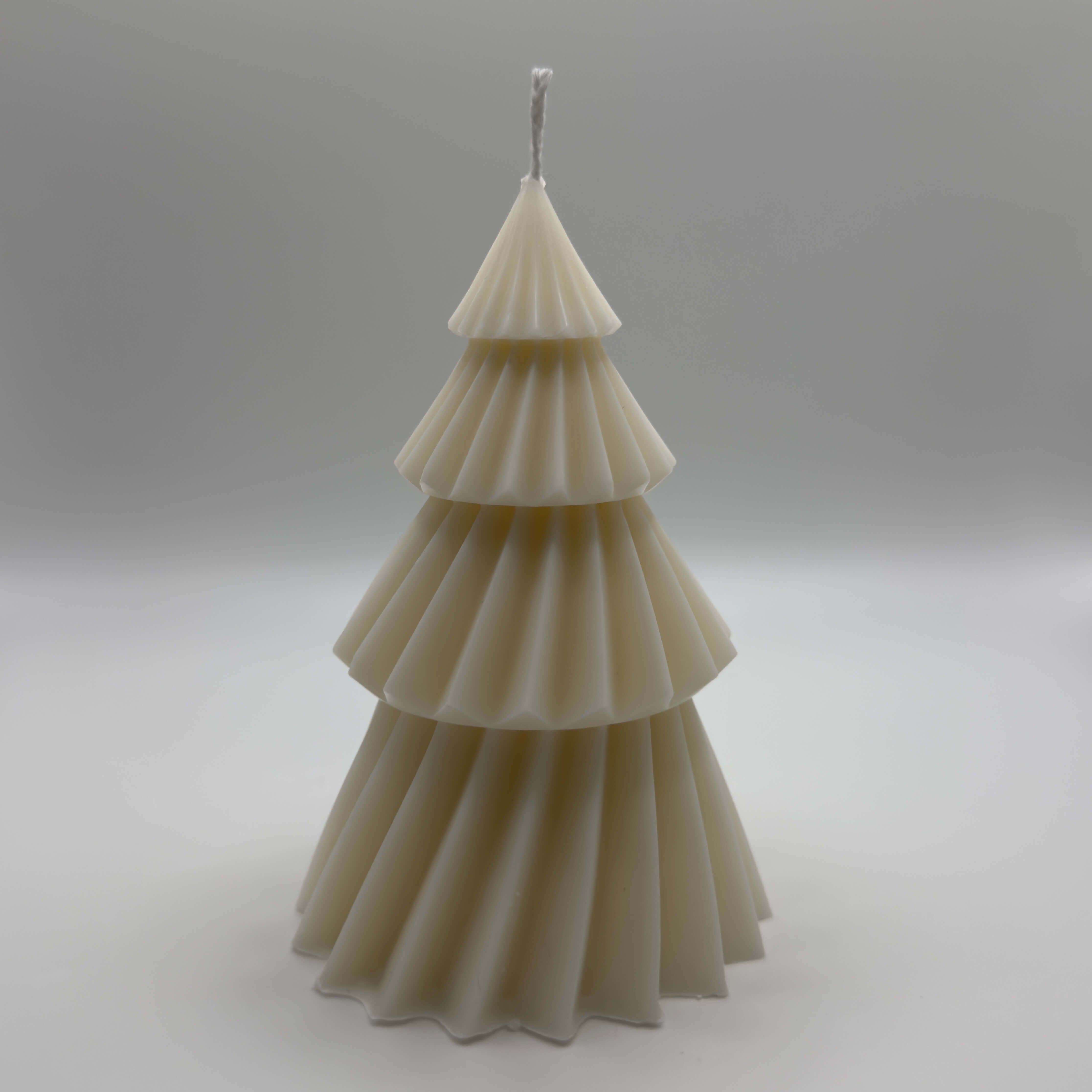 Nordic Pine Sojawachs Kerze, eine umweltfreundliche und nachhaltige Wahl, mit einer eleganten Tannenbaumform und perfekter Weihnachtsstimmung.