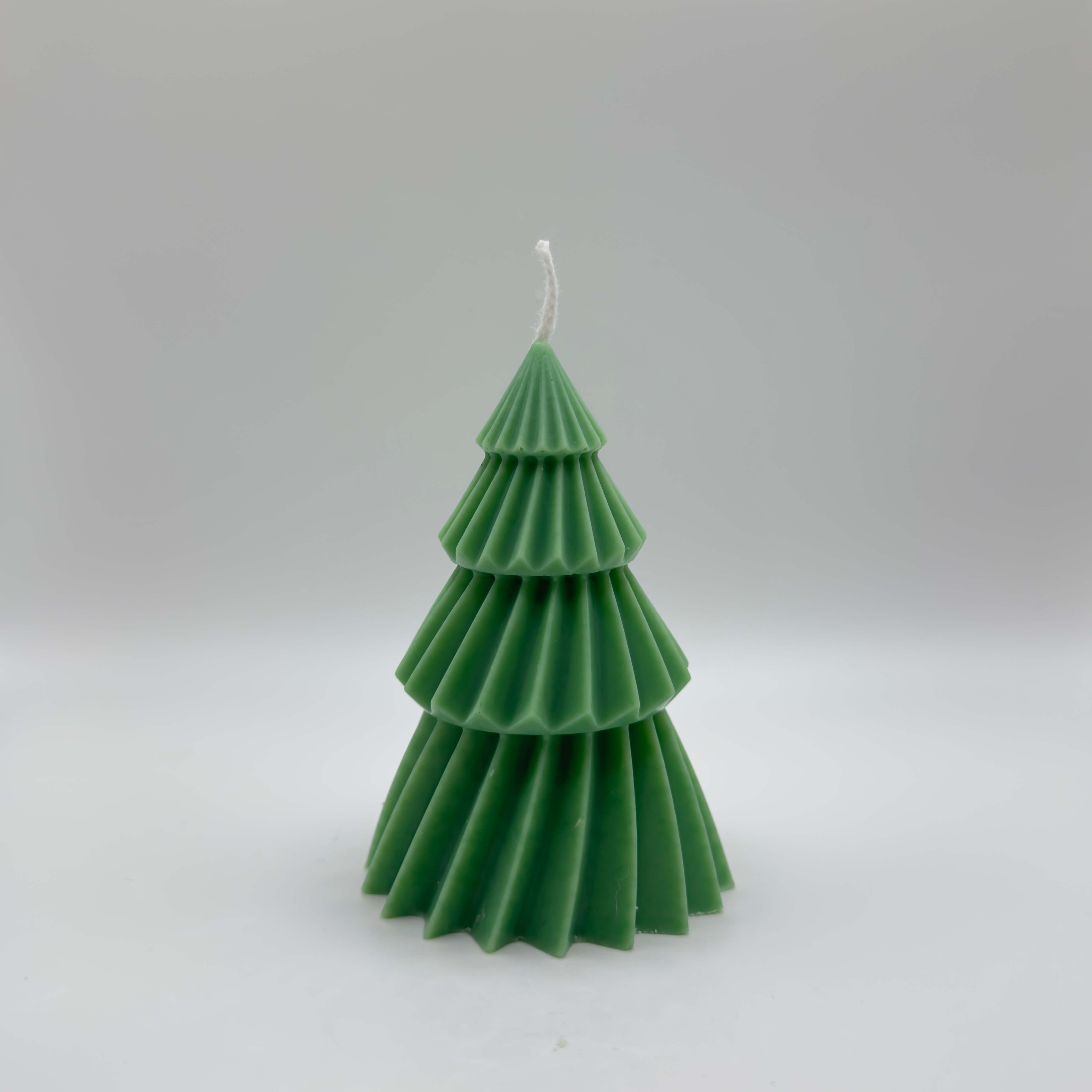 Die “Nordic Pine”-Kerze, handgefertigt aus 100% natürlichem Sojawachs, bringt die Ruhe des nordischen Winters in Ihr Zuhause. Ihr minimalistisches Design und das sanfte, beruhigende Licht machen sie zur perfekten Wahl für eine umweltfreundliche, vegane Dekoration oder ein festliches Geschenk.