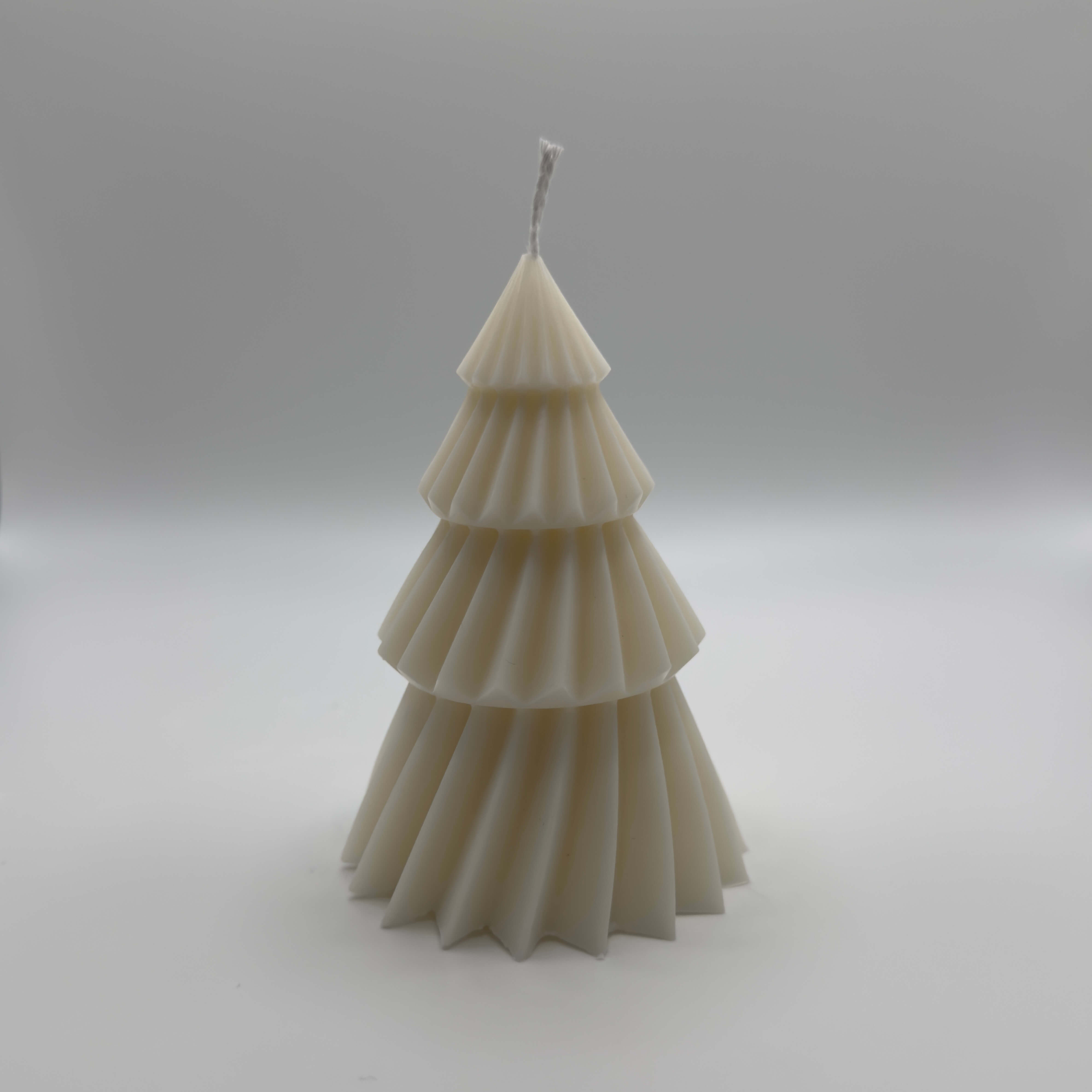 Nordic Pine Sojawachs-Kerze, handgefertigt in Tannenbaumform, verleiht jedem Raum eine festliche Atmosphäre und ist eine wunderschöne Weihnachtsdekoration.