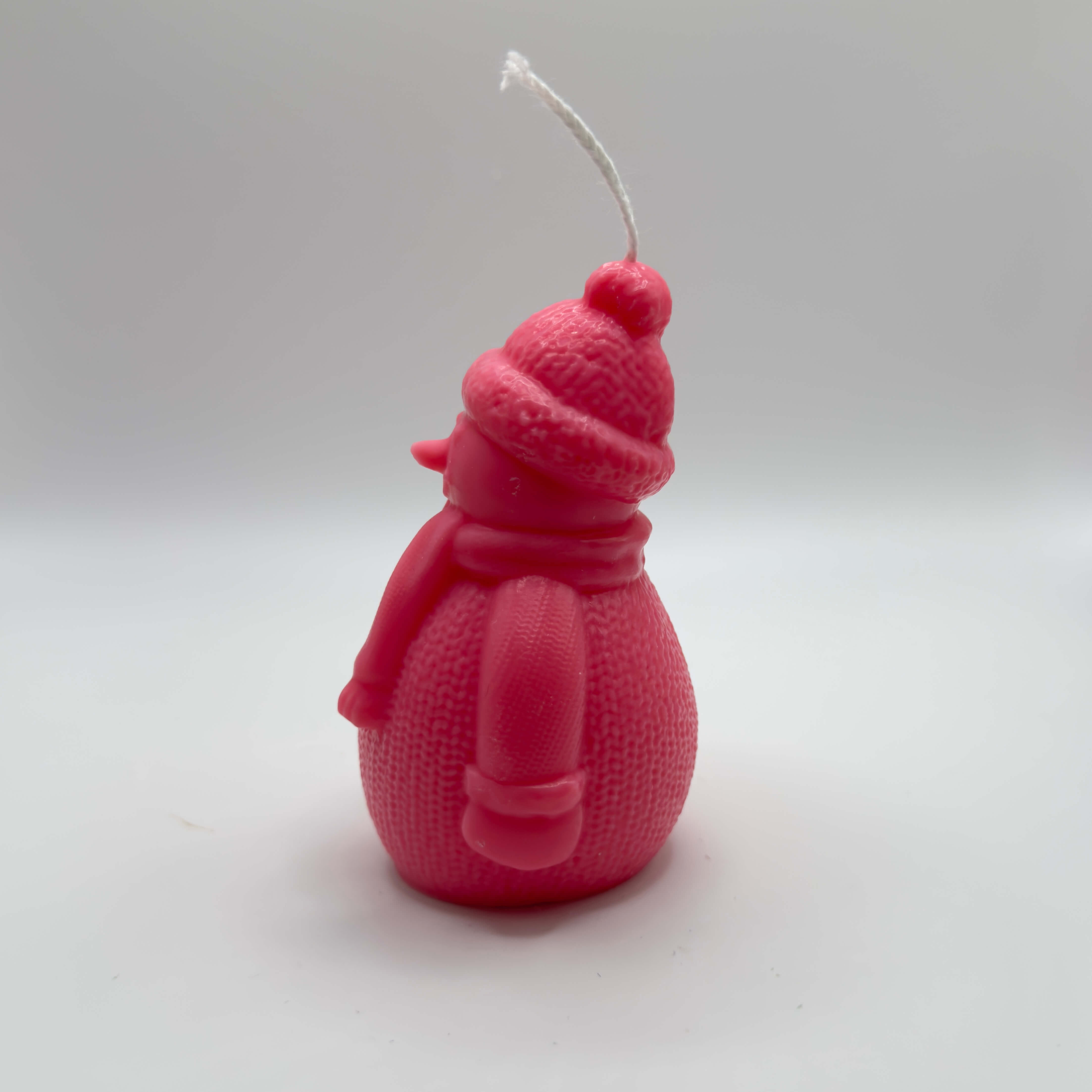 Frosty Snowman Candle in Pink – Charmante Schneemann-Kerze aus Sojawachs für die Winterzeit