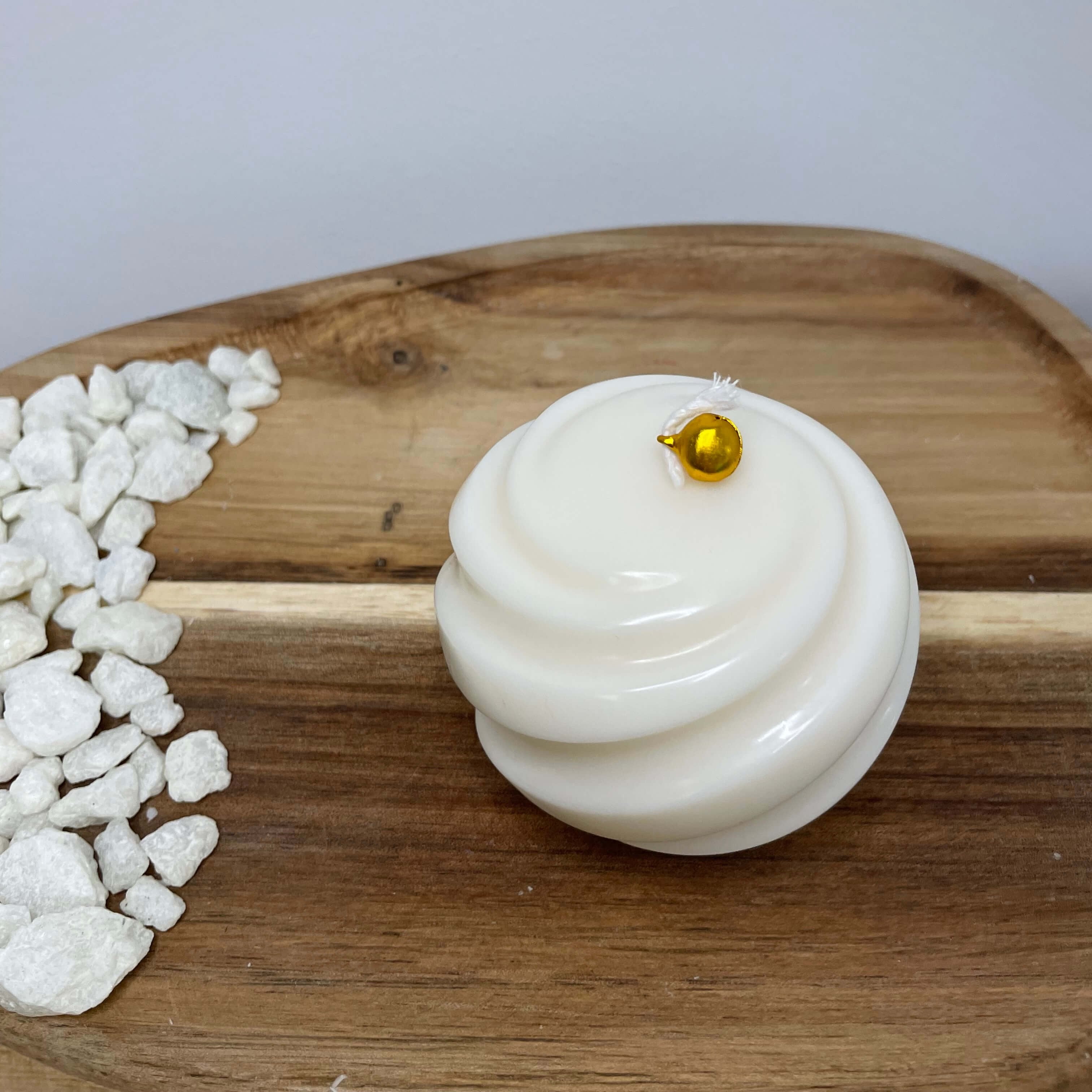 Ribbed Christmas Bauble Kerze – vegane Sojawachs-Kugelkerze mit spiralförmigen Rillen, handgefertigt und umweltfreundlich für nachhaltige Weihnachtsdekoration und festliche Akzente.