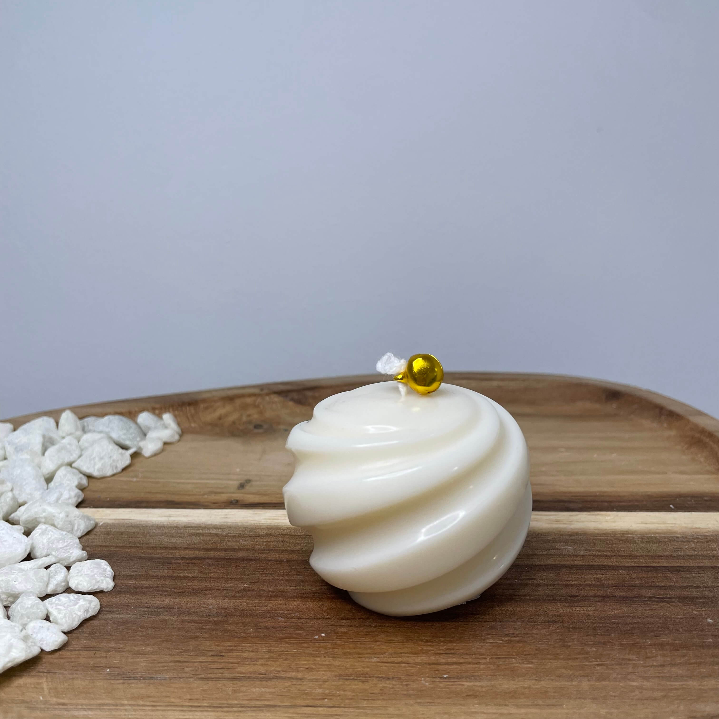 Ribbed Christmas Bauble Kerze – stilvolle, handgefertigte Sojawachskerze in Kugelform mit eleganten Spiralrillen, perfekt für nachhaltige Weihnachtsdekoration und festliche Stimmung.