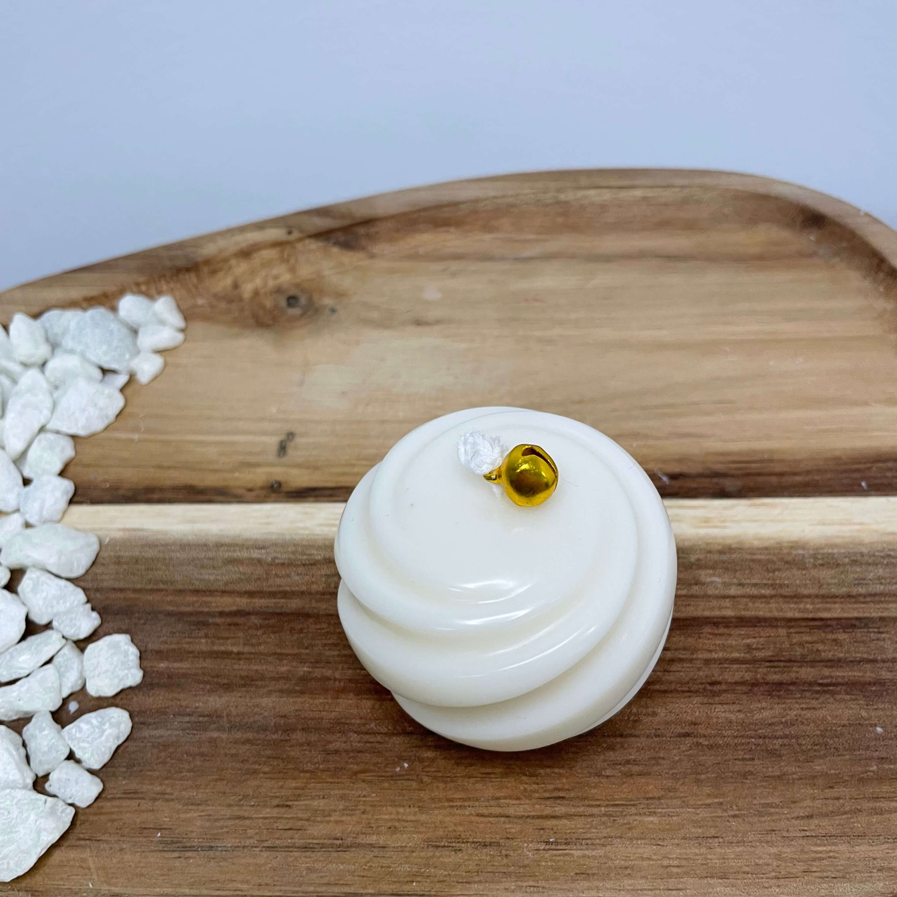 Vegane Ribbed Christmas Bauble Sojawachskerze mit dekorativen Spiralrillen – umweltfreundliche, handgefertigte Weihnachtskerze für stimmungsvolle Festtagsbeleuchtung.