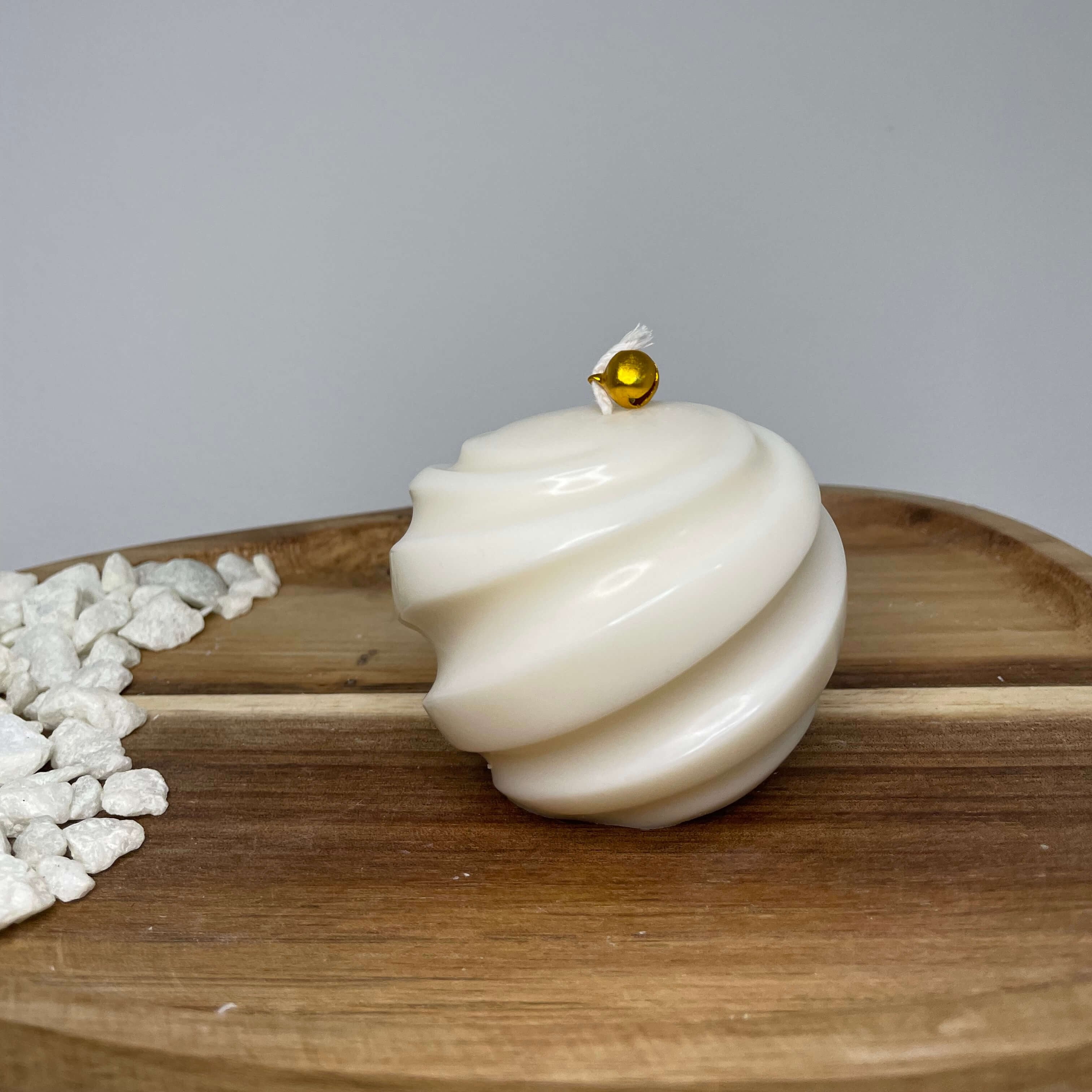 Ribbed Christmas Bauble Kerze – handgemachte Sojawachskerze in Kugelform mit Spiralrillen, nachhaltige und vegane Weihnachtsdeko für festliche Beleuchtung.