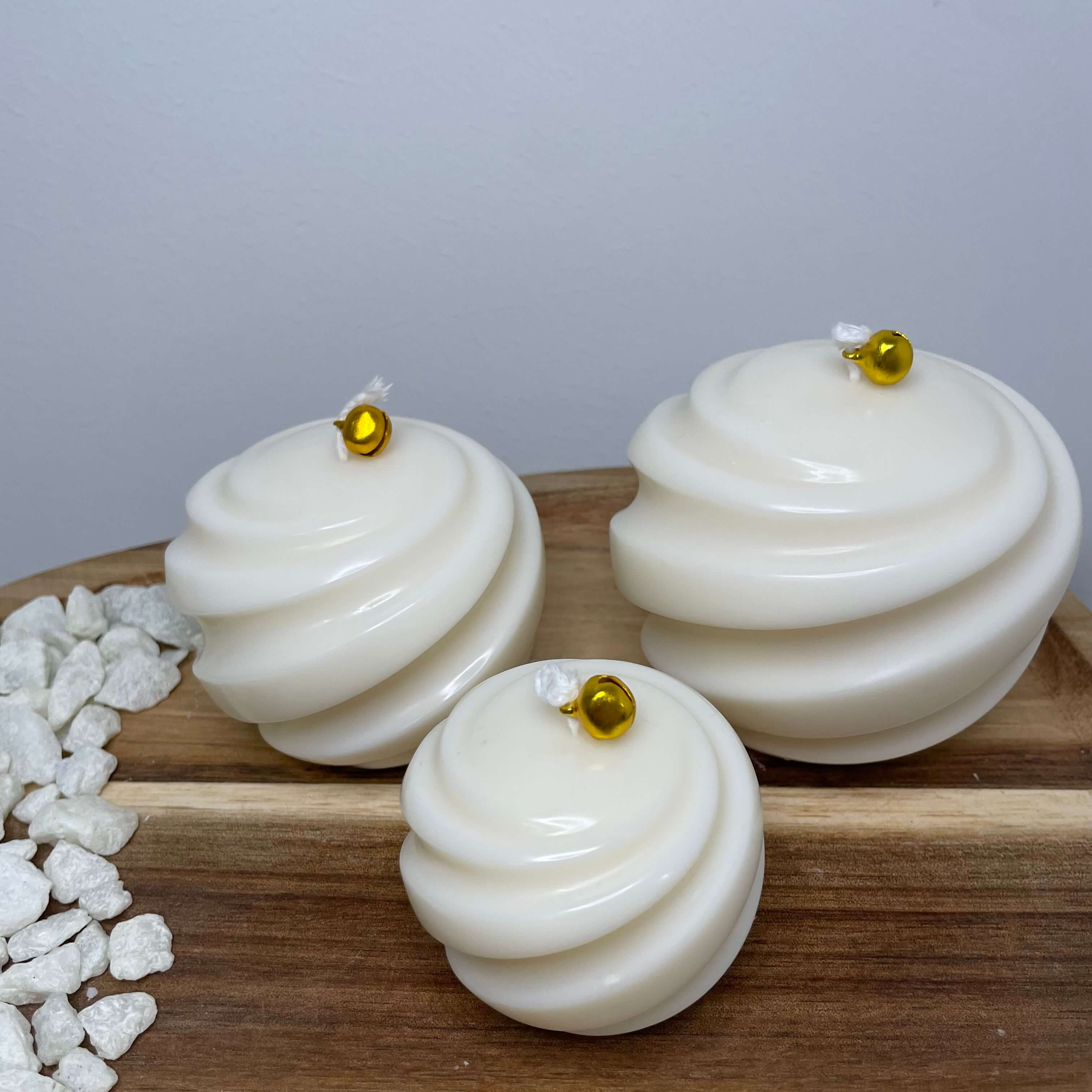 Ribbed Christmas Bauble Kerzen-Set: Handgemachte Sojawachskerzen in Kugelform mit Spiralrillen, ideal für stimmungsvolle Weihnachtsbeleuchtung und nachhaltige Dekoration.