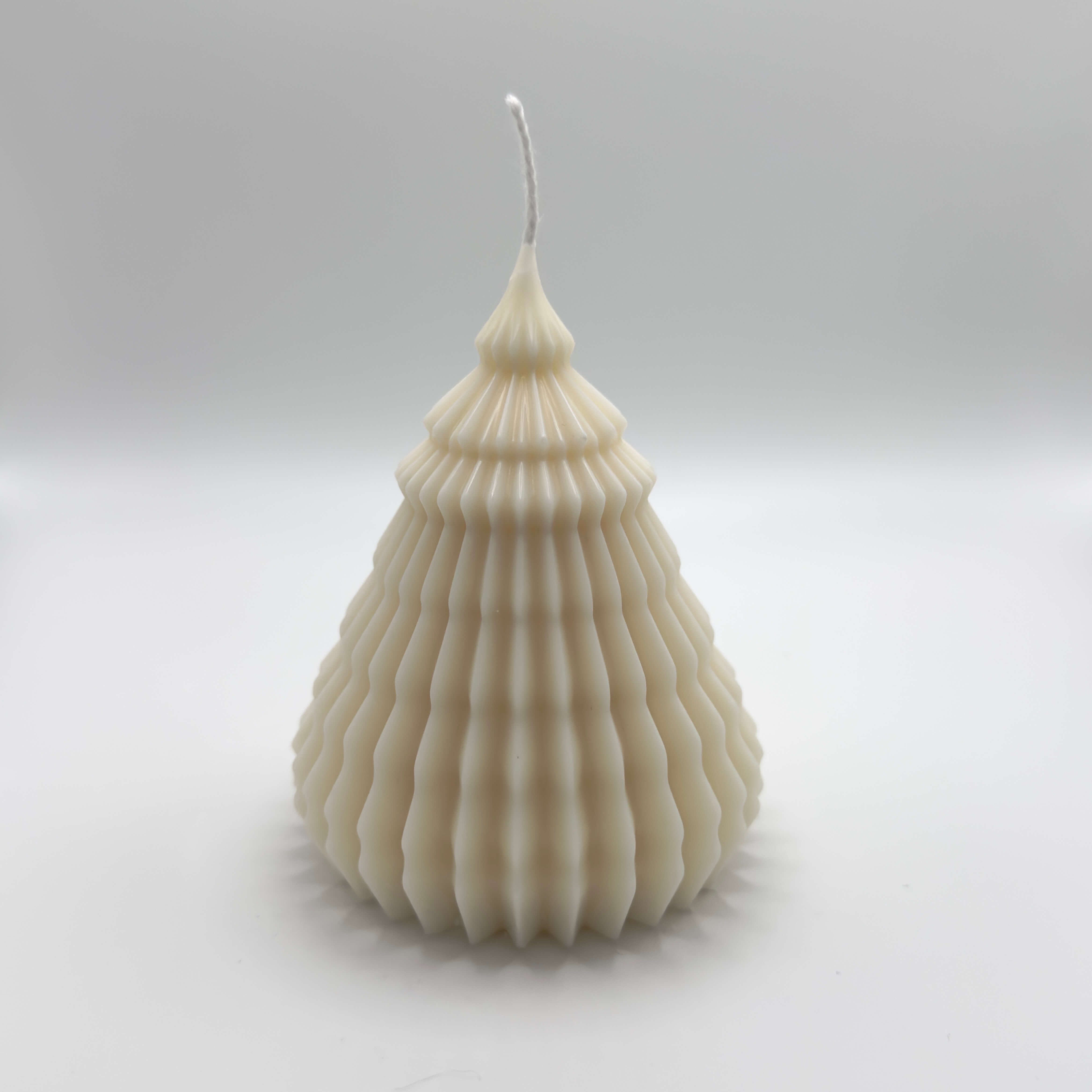 Rippled Tree handgefertigte Sojawachs-Kerze, weihnachtliche Baum-Kerze mit Rillenstruktur für eine stilvolle Atmosphäre.