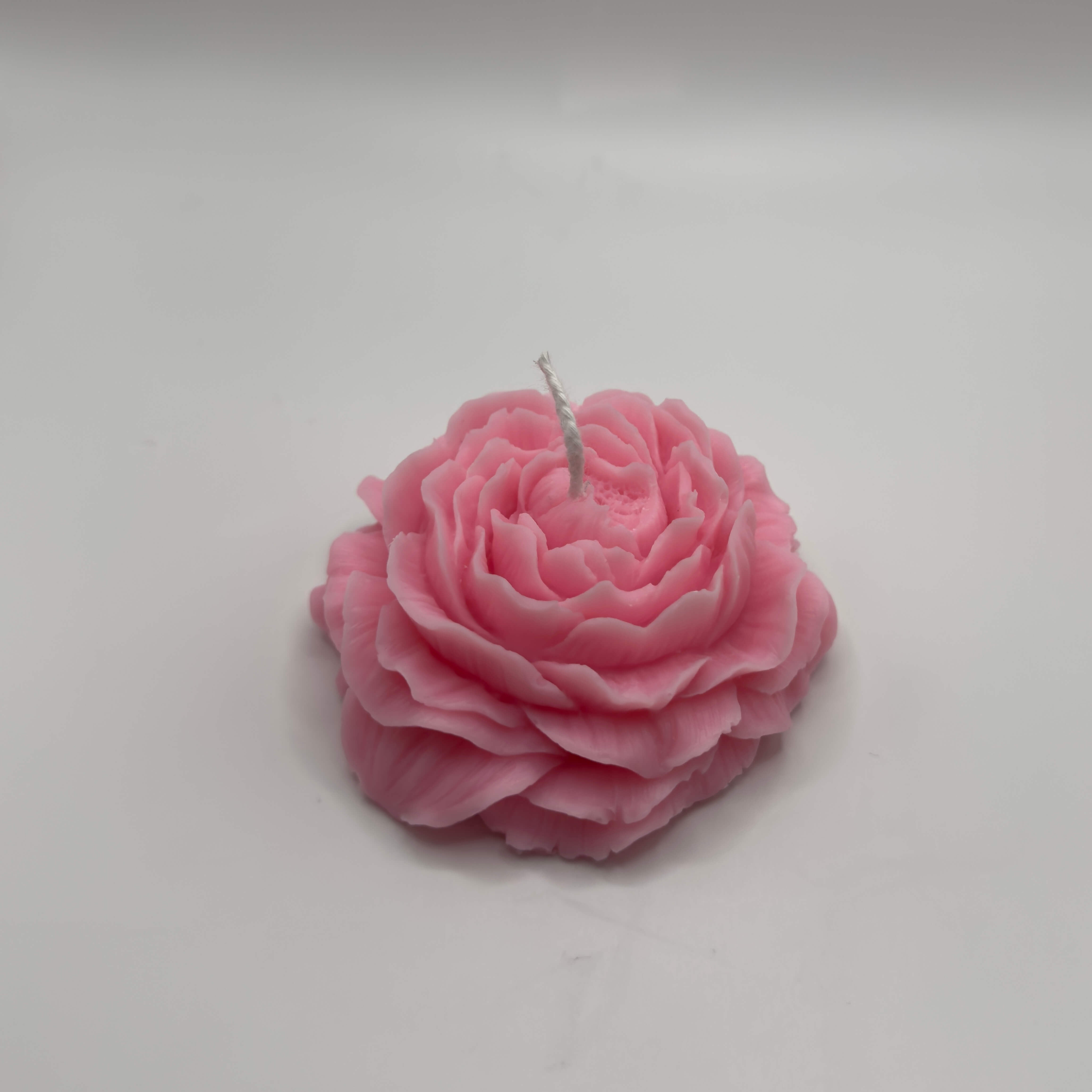 Die umweltfreundliche “Rosé Petal Elegance”-Kerze, handgefertigt aus reinem Sojawachs, beeindruckt mit ihrem Design in Form einer zarten Rosenblüte. Perfekt für entspannende Momente oder als charmante, nachhaltige Dekoration.