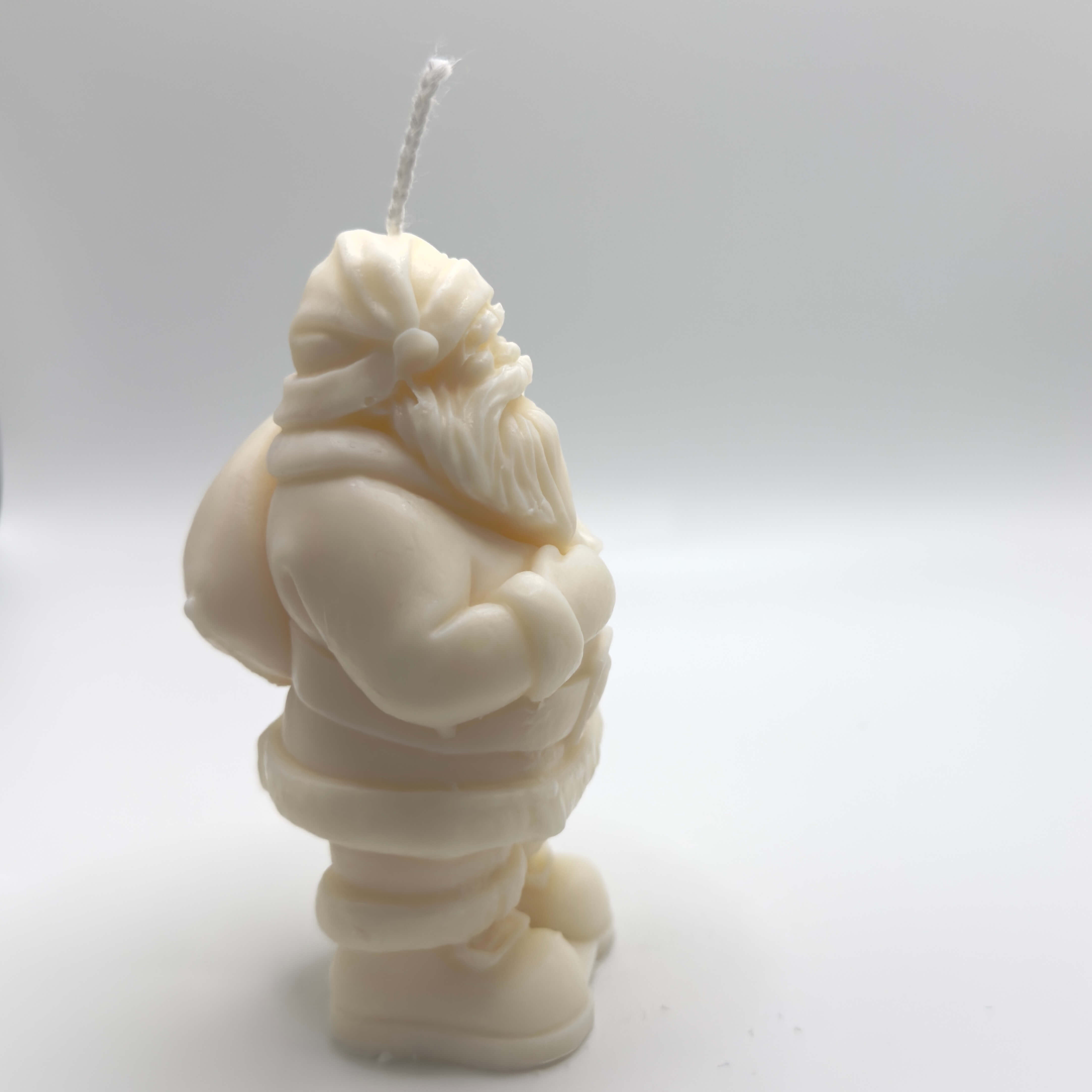 Santa Claus Sojawachs-Kerze, detailreiche Nikolaus-Kerze für eine festliche und warme Atmosphäre.