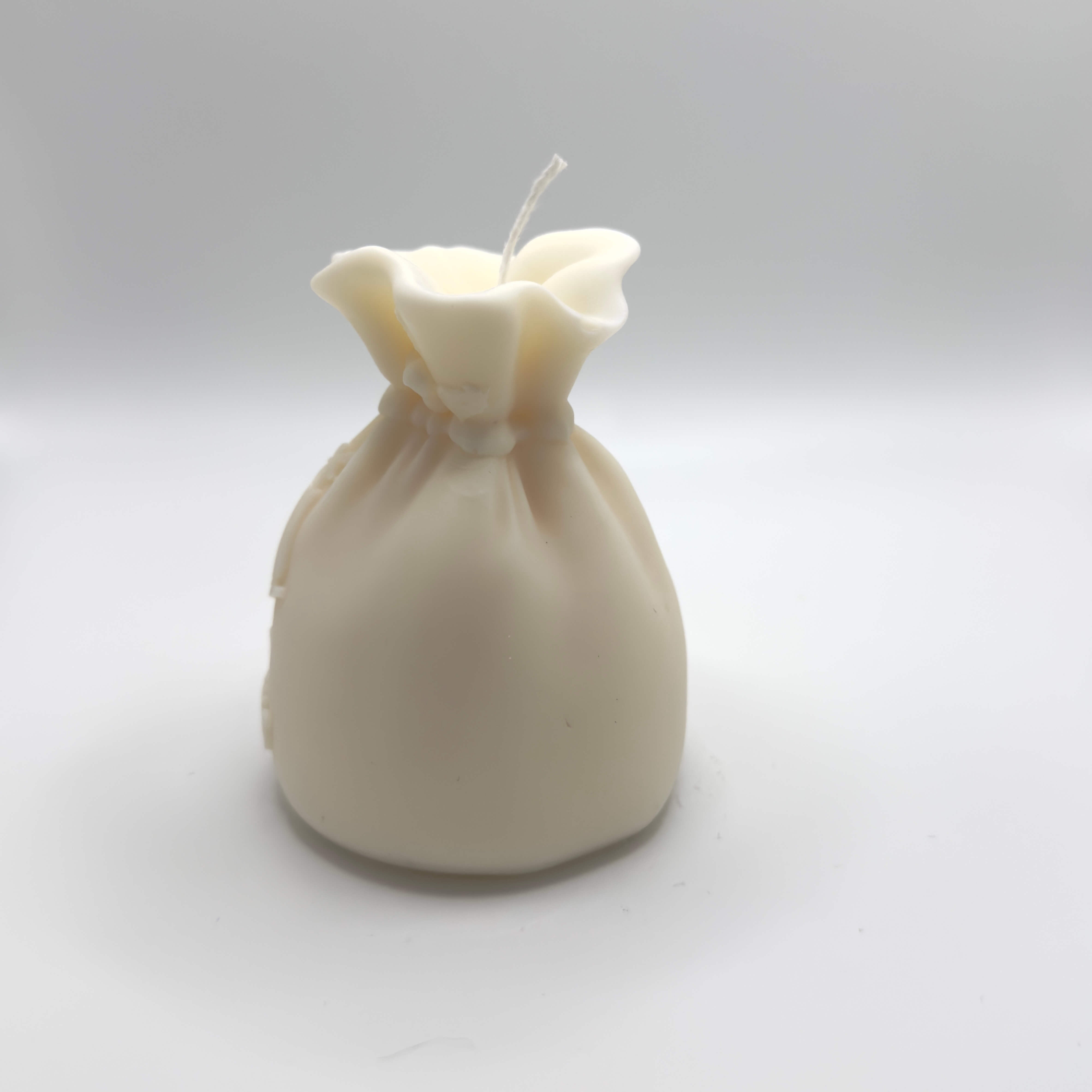 Santa’s Gift handgefertigte Sojawachs-Kerze, ideal für die Weihnachtsdekoration, mit Schlittschuh und festlichem Schriftzug.