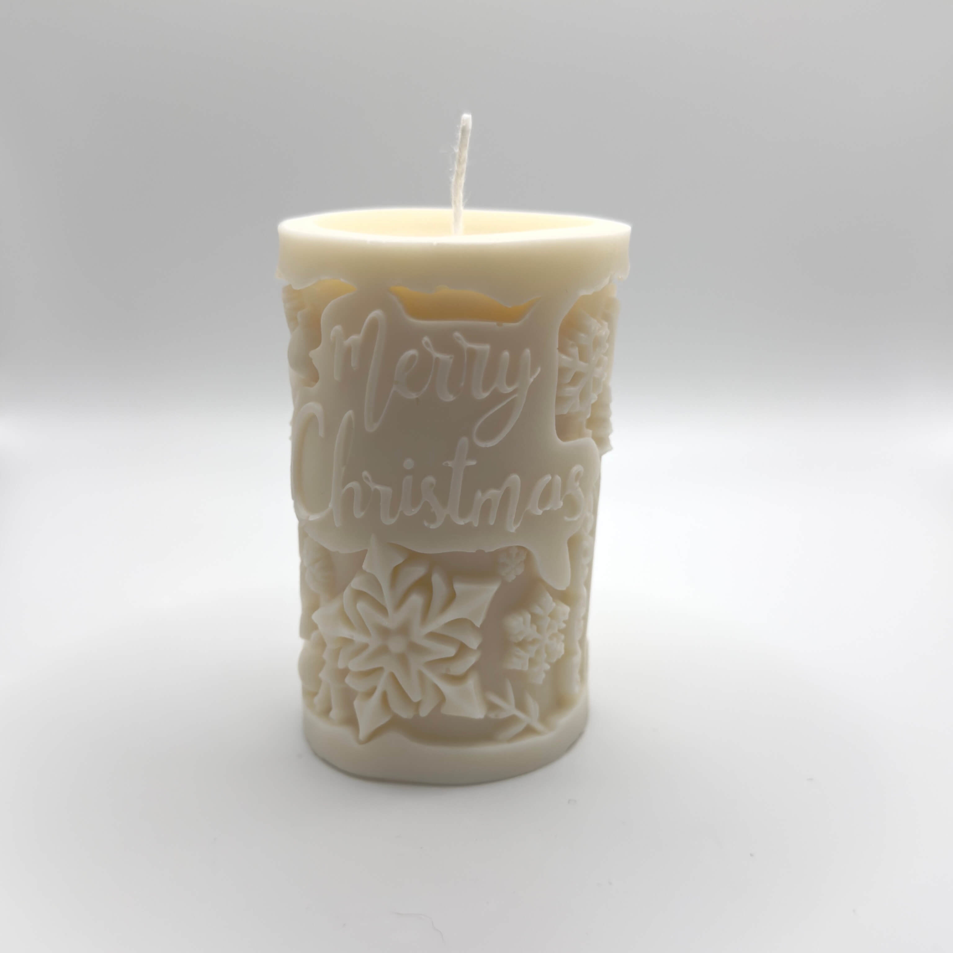 Snowy Cheer Sojawachs-Kerze, handgefertigt in Baumstammform, verziert mit “Merry Christmas” und winterlichen Schneeflocken für festliche Stimmung.