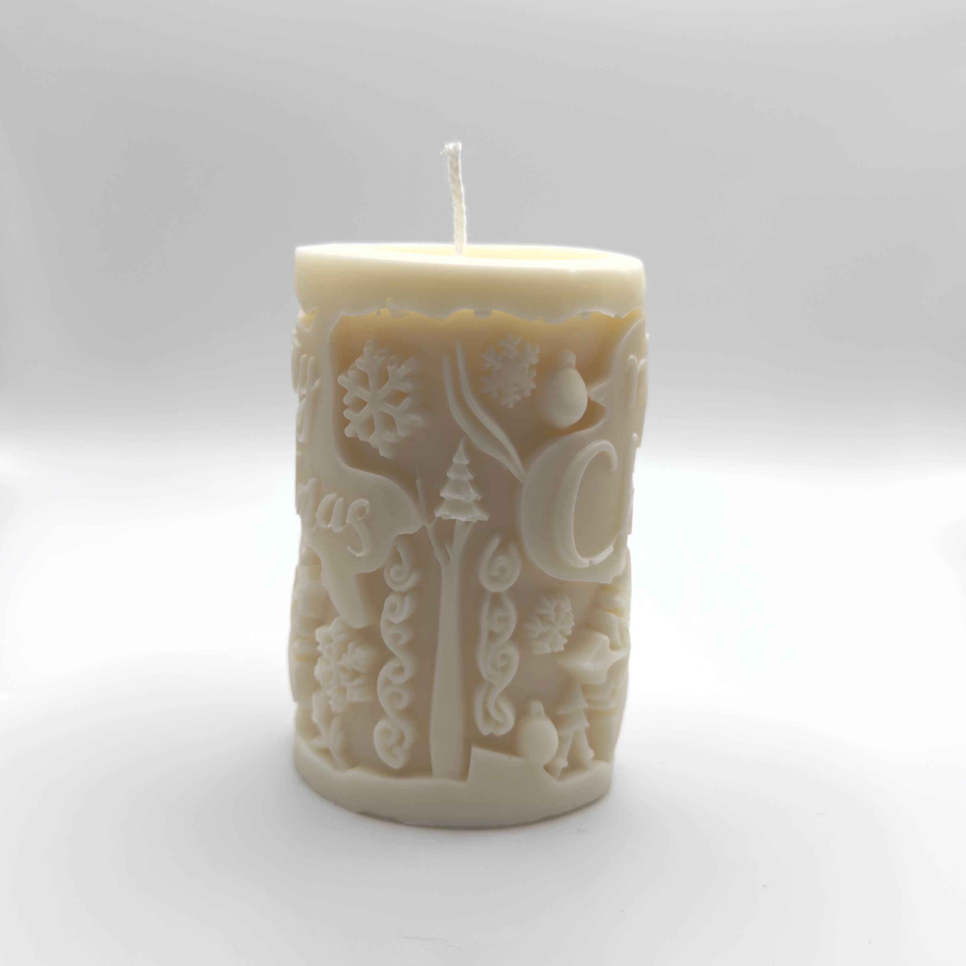 Snowy Cheer Sojawachs-Kerze in Baumstammform, dekoriert mit “Merry Christmas” und zarten Schneeflocken für eine gemütliche Winterdeko.