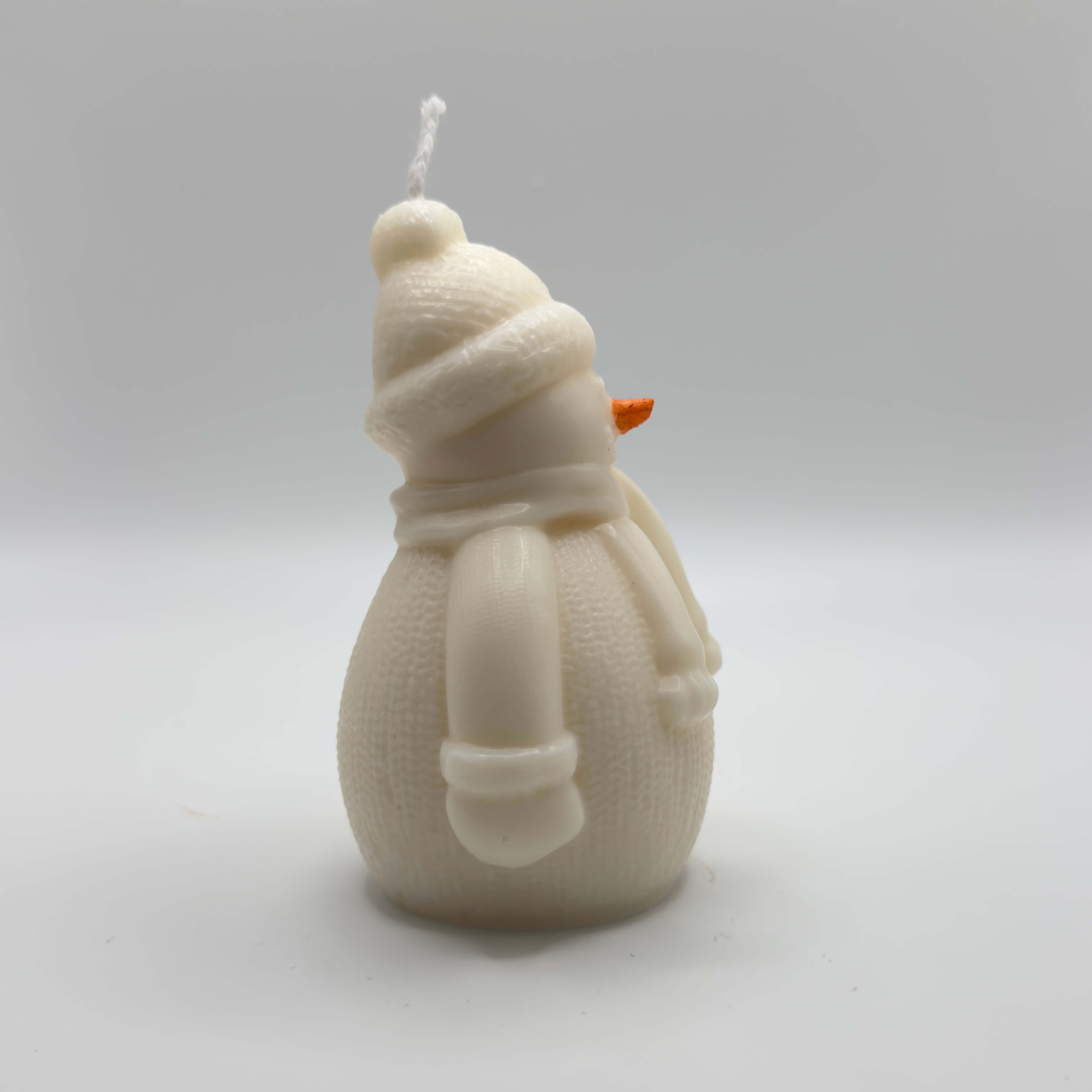 Frosty Snowman Candle in Weiß mit orangener Nase – Winterliche Dekoration und beruhigendes Licht für die Weihnachtszeit