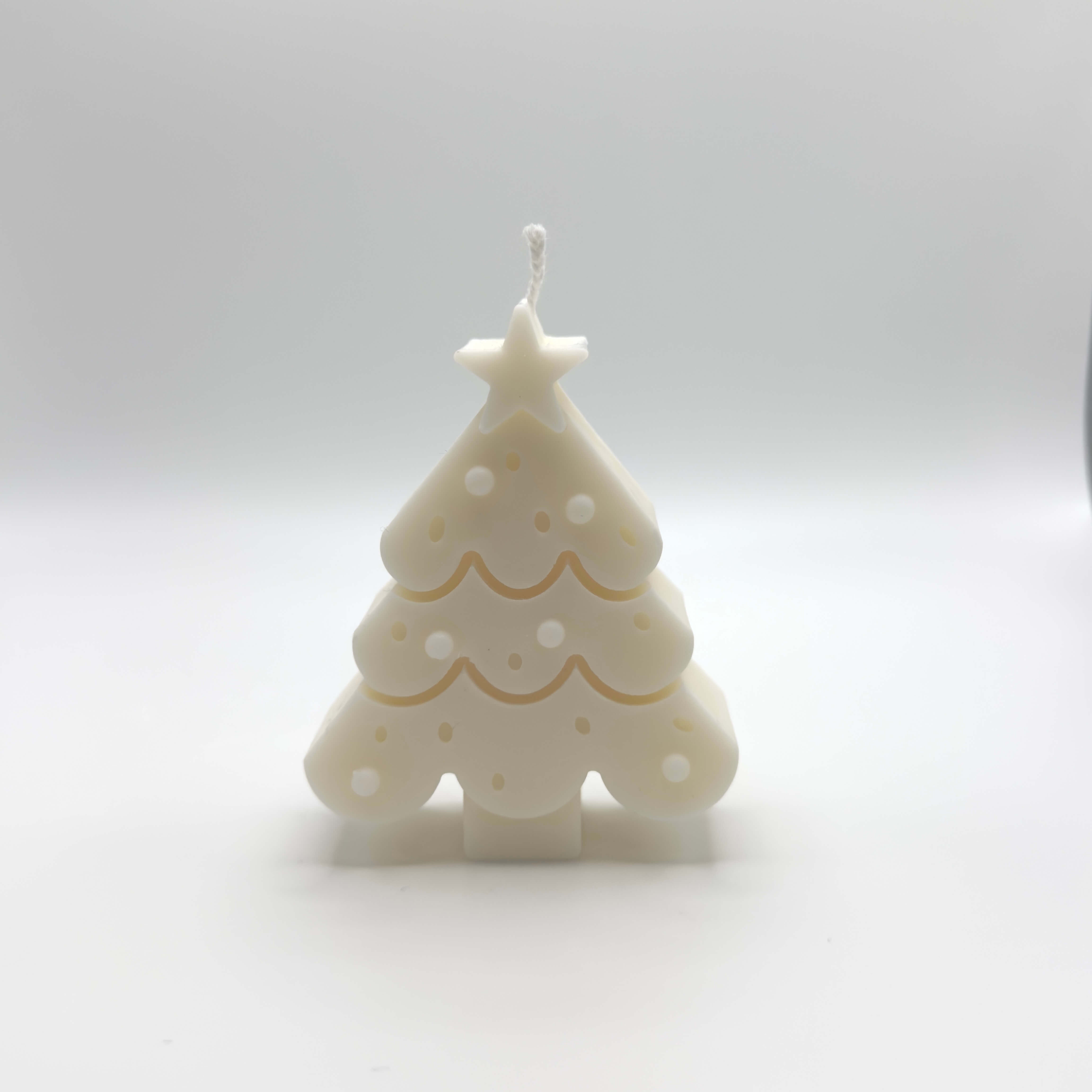 Tiny Christmas Tree Sojawachs-Kerze, kleiner, dekorierter Weihnachtsbaum aus Sojawachs.