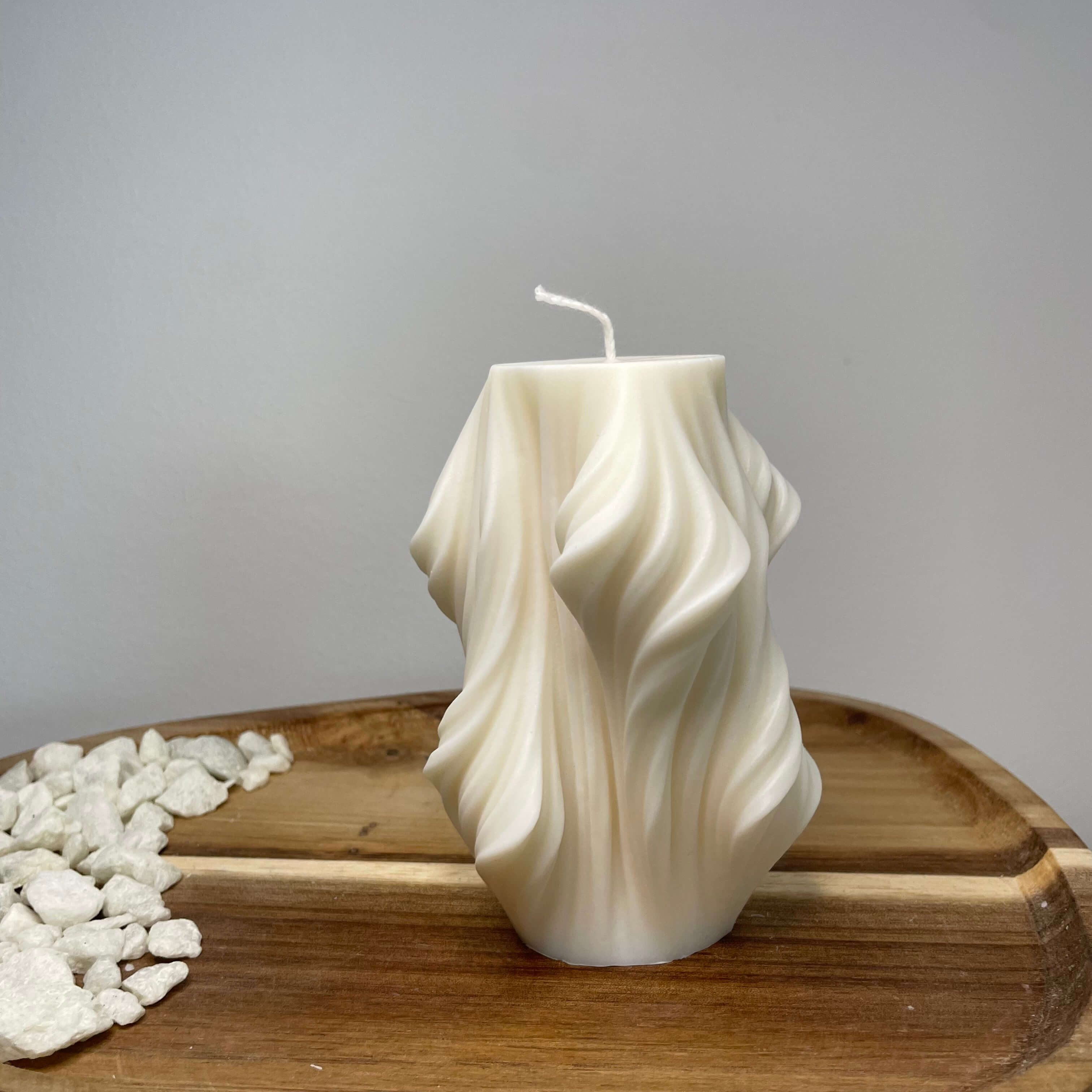 Elegante Waves of Serenity Kerze – umweltfreundliche, handgemachte Sojawachskerze mit sanften Wellenformen, perfekt für entspannende Abende und stilvolle Dekoration.