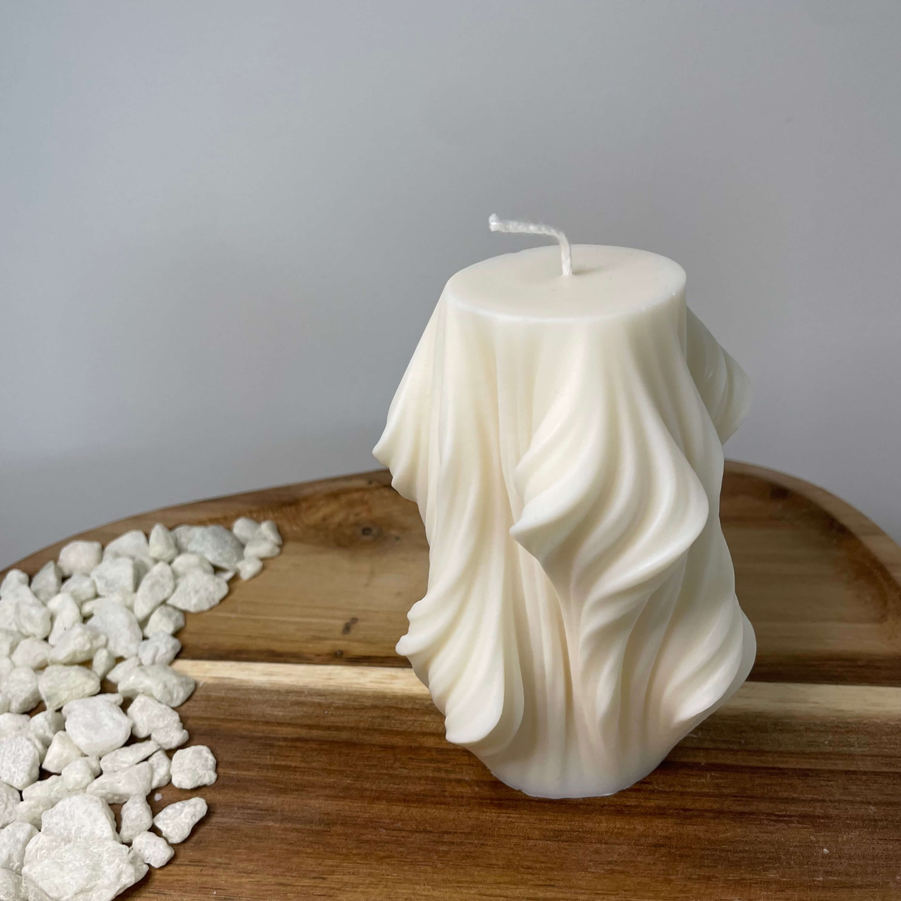 Waves of Serenity Sojawachskerze – handgefertigte Kerze im eleganten Wellendesign, ideal für eine harmonische und beruhigende Atmosphäre in jedem Raum.