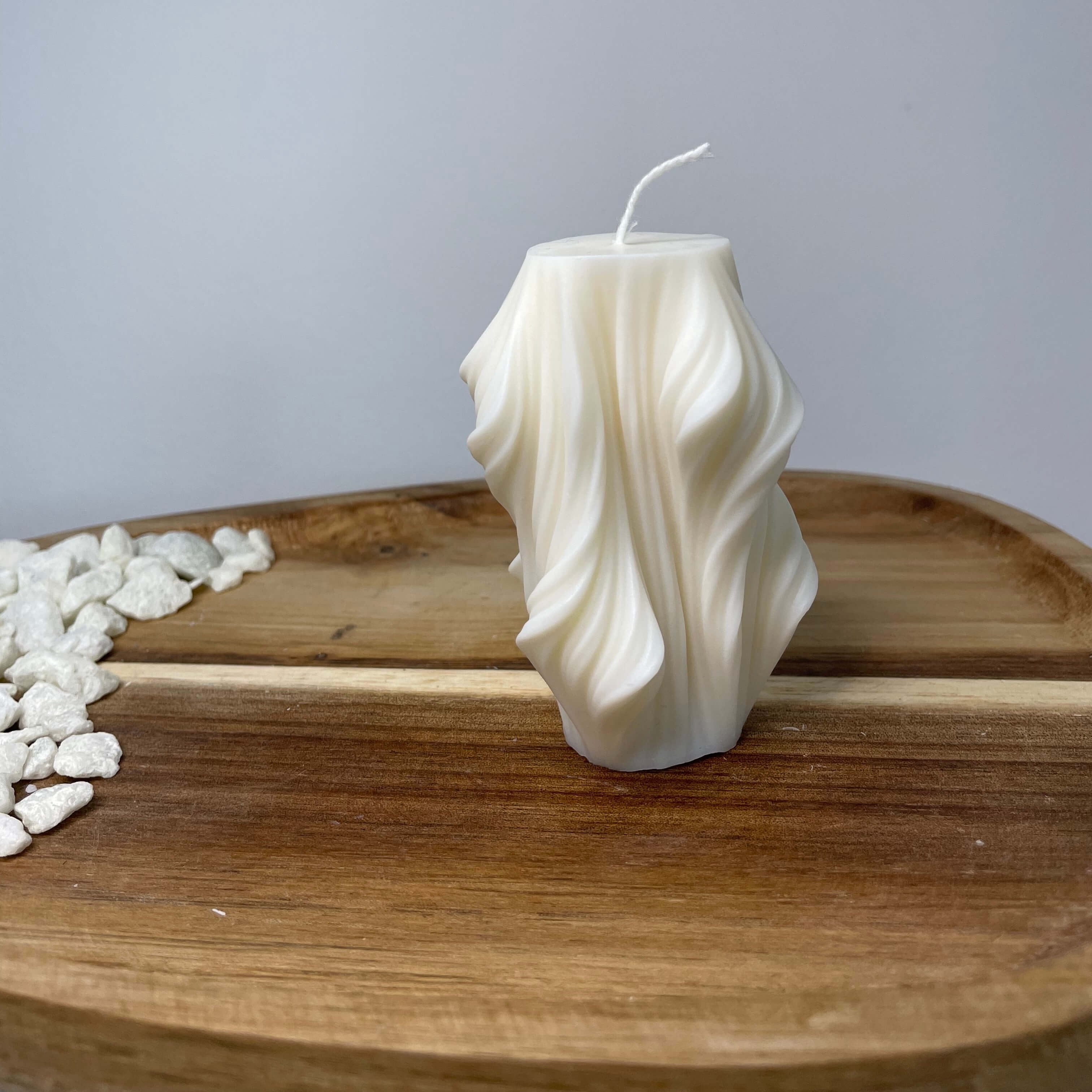 Waves of Serenity kleine Kerze – exquisite, umweltfreundliche Sojawachskerze mit sanften Wellenformen für eine harmonische Atmosphäre.