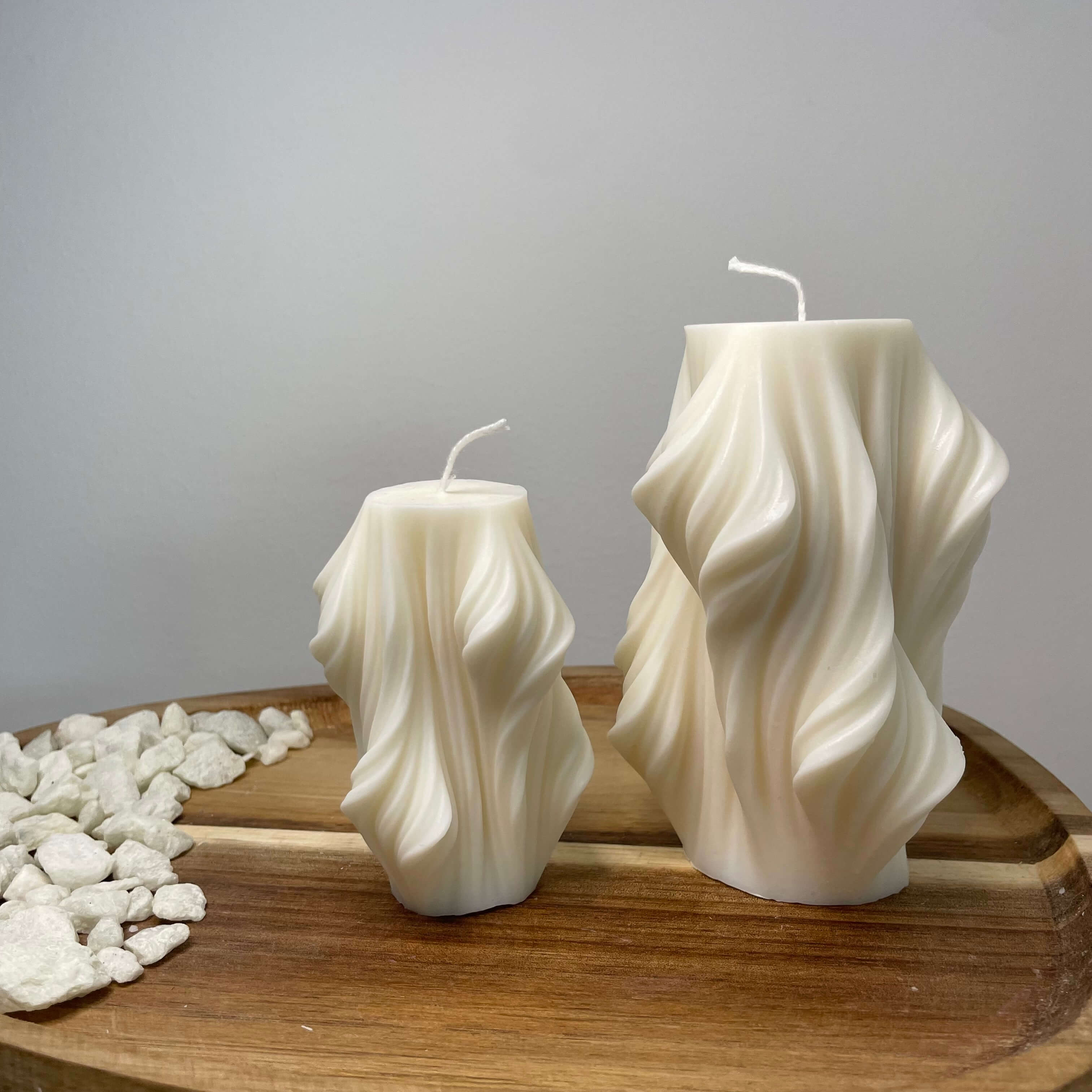 Waves of Serenity Sojawachskerze – handgefertigte Kerze im eleganten Wellendesign, die eine beruhigende Atmosphäre und stilvolle Dekoration bietet.