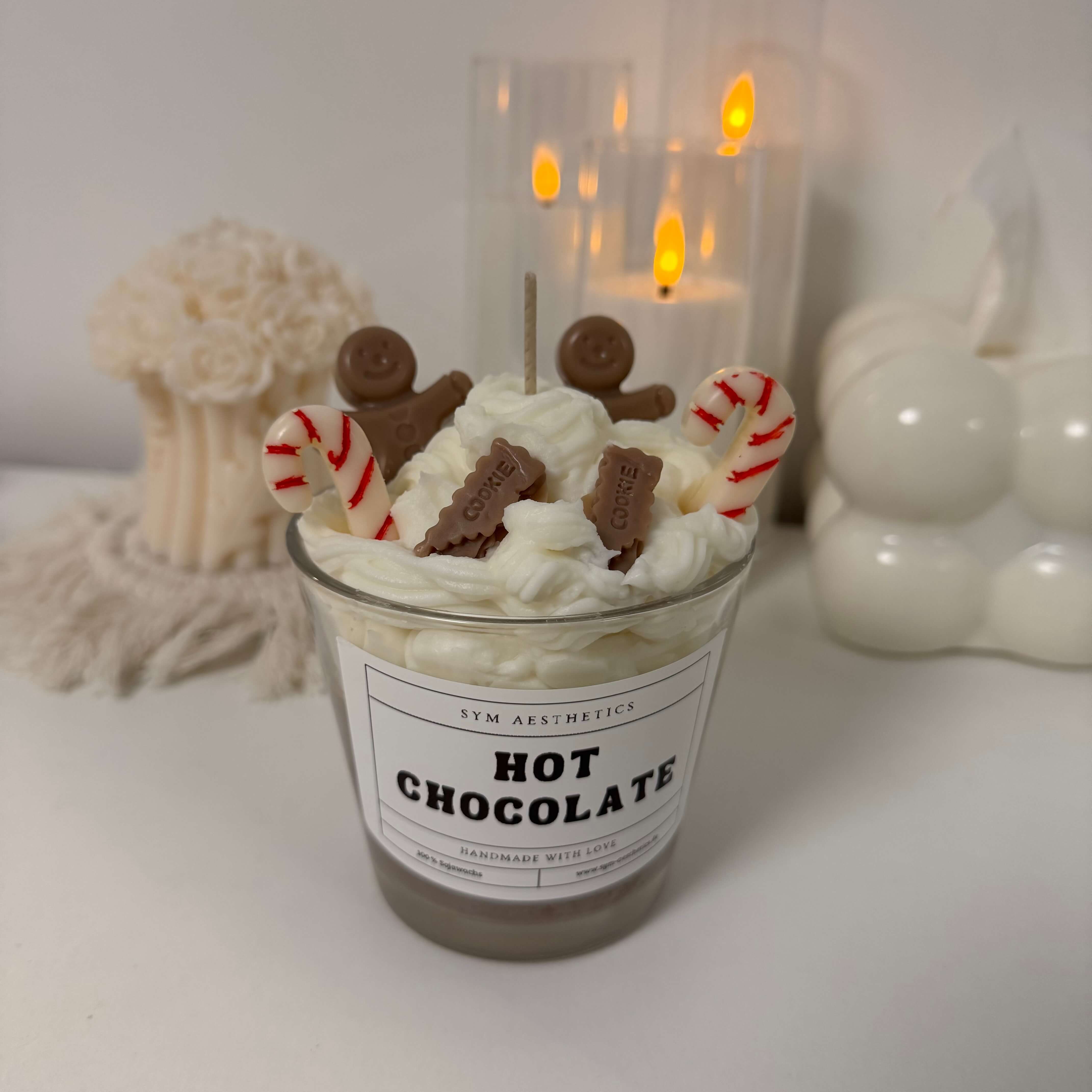 Detailaufnahme der handgefertigten Hot Chocolate Candle mit weihnachtlichem Lebkuchengeschmack und Zuckerstangen.
