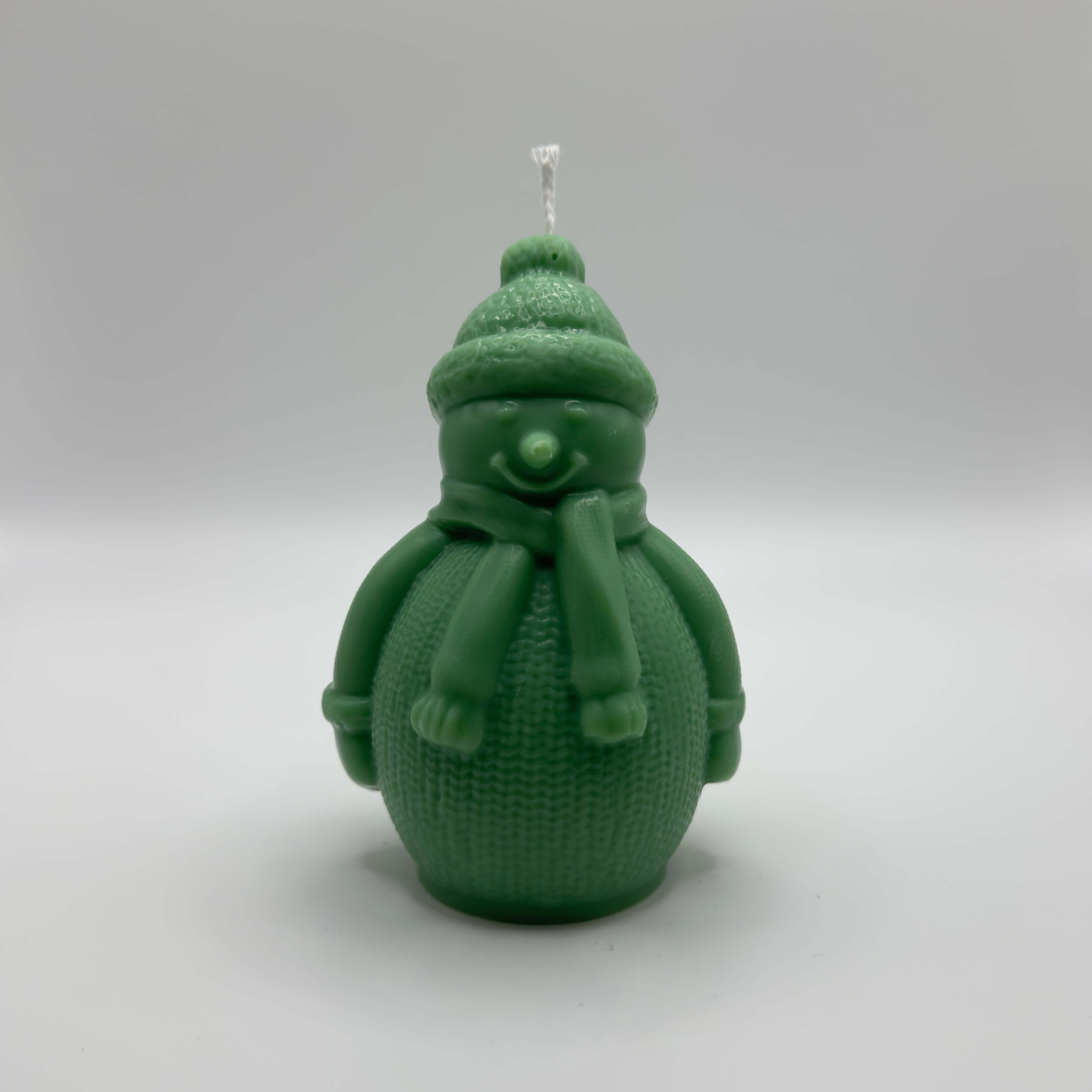 Frosty Snowman Candle in Dunkelgrün – Niedliche Schneemann-Kerze für festliche Weihnachtsstimmung