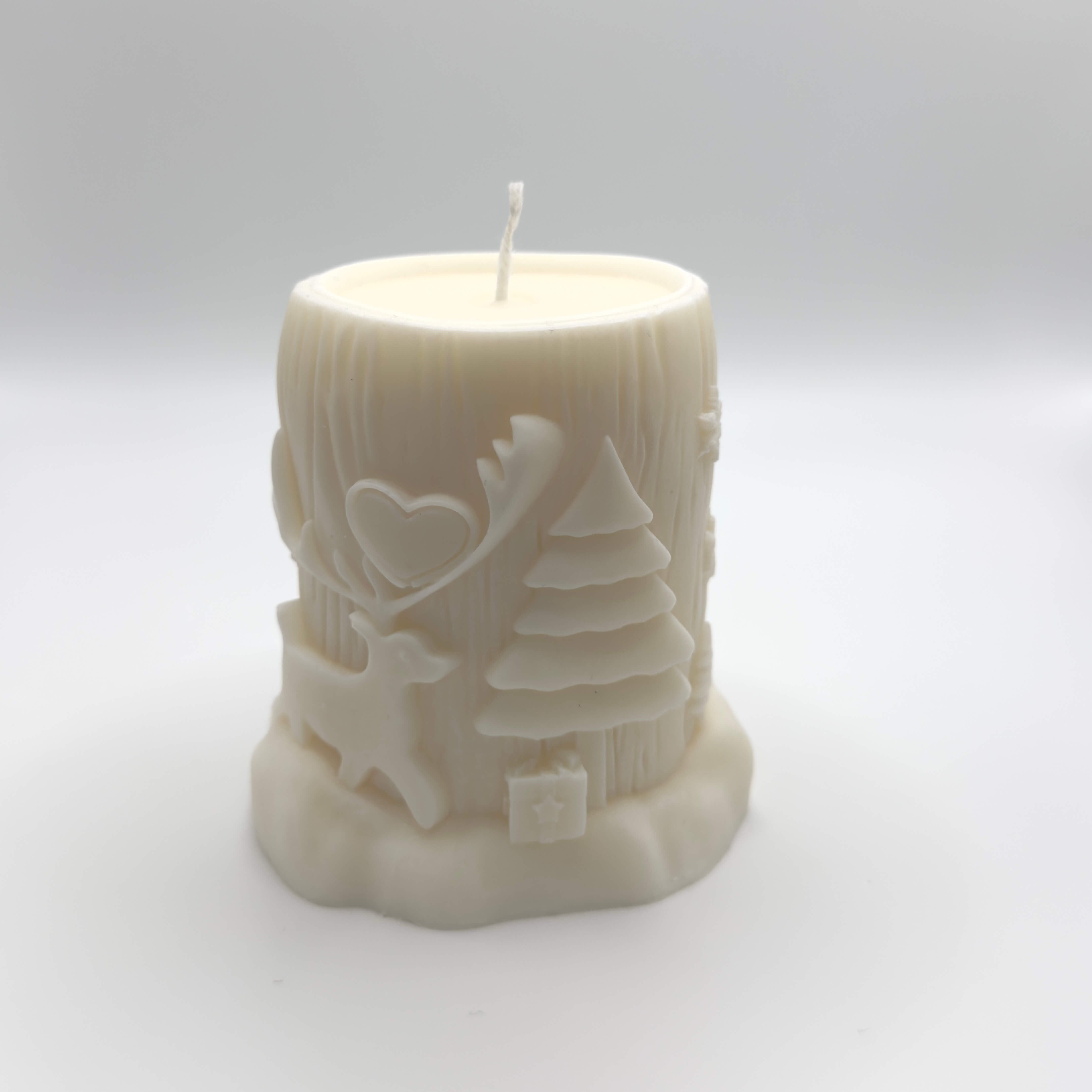 Winter Woodland Sojawachs-Kerze, handgefertigt, mit Weihnachtsbäumen und Hirsch, verziert mit Herzen und Schneeflocken für die Winterdeko.