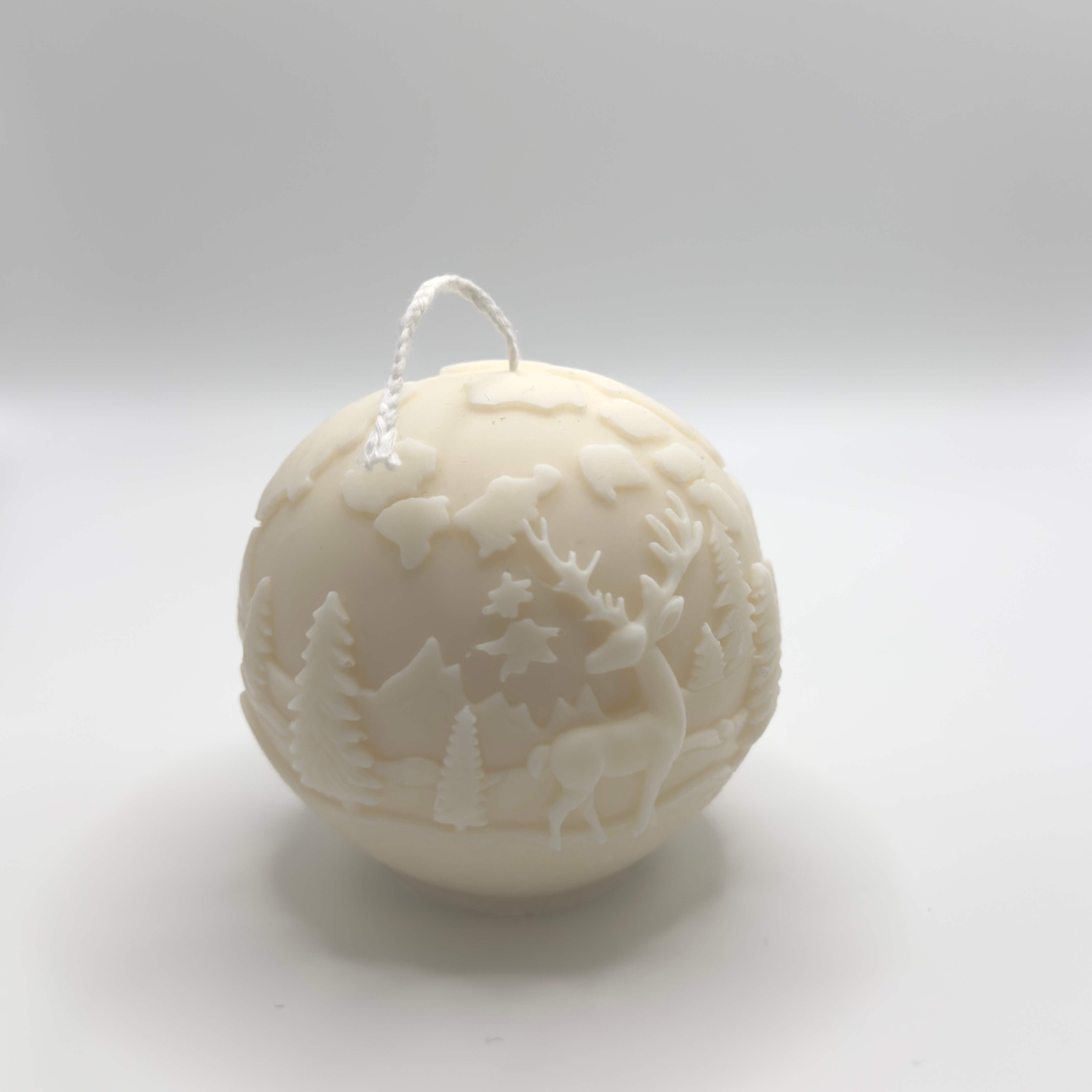 Winter Wonderland Globe Sojawachs-Kerze, handgefertigte Weihnachtskugel mit winterlichen Motiven für eine festliche Dekoration in deinem Zuhause.