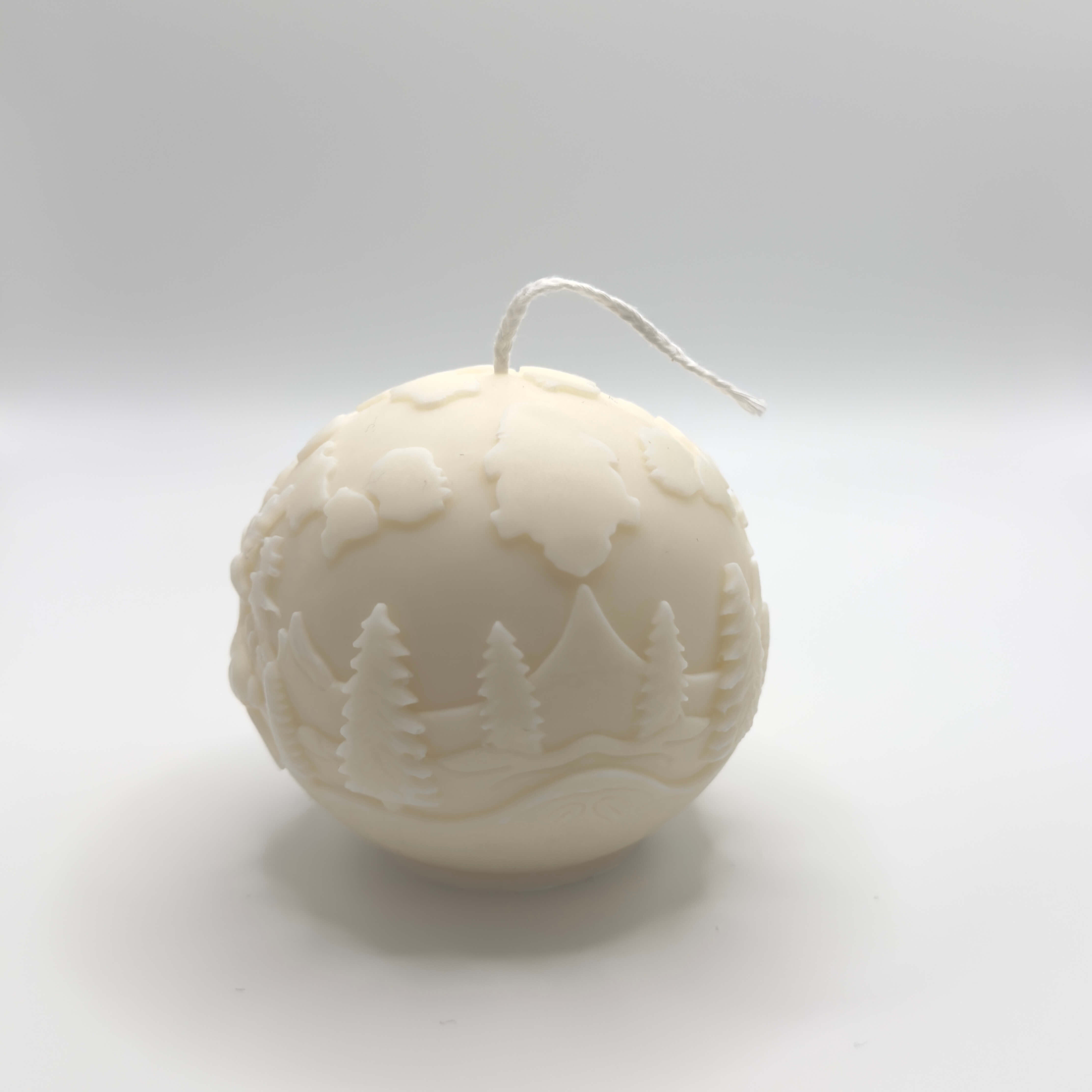 Winter Wonderland Globe Sojawachs-Kerze, Weihnachtskugel mit Wolken, Hirsch, Wald und Schnee für eine ruhige und magische Weihnachtsatmosphäre.