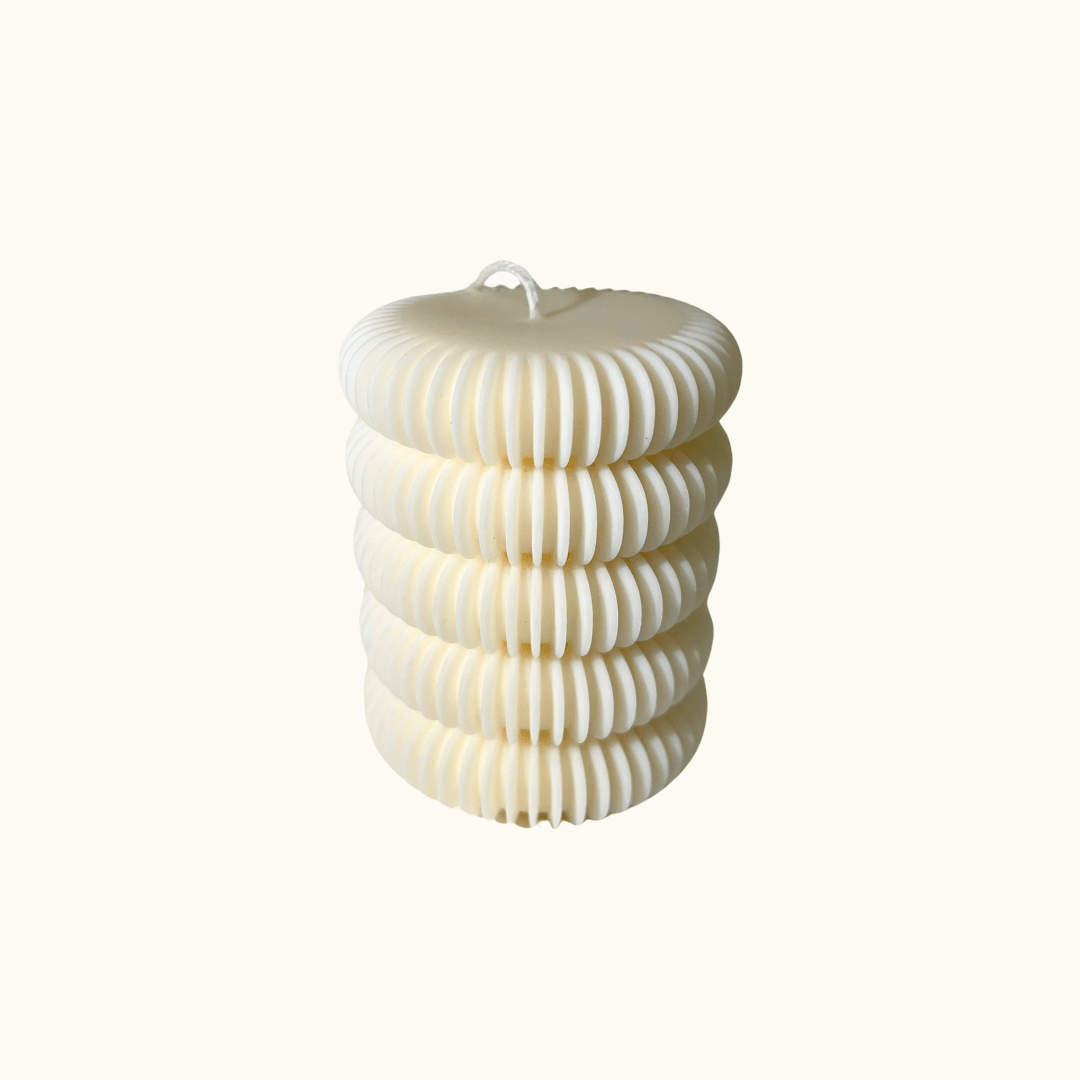 Auf diesem Bild sieht man unsere Aesthetic Luminosity Kerze. Sie ist handgemacht aus Bio Sojawachs. Zudem ist sie nachhaltig, vegan und umweltfreundlich.